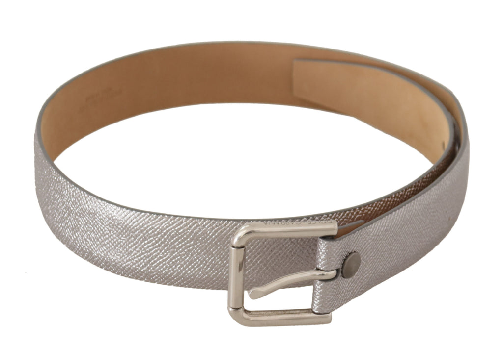 Ceinture en cuir argenté métallisé avec boucle en métal.