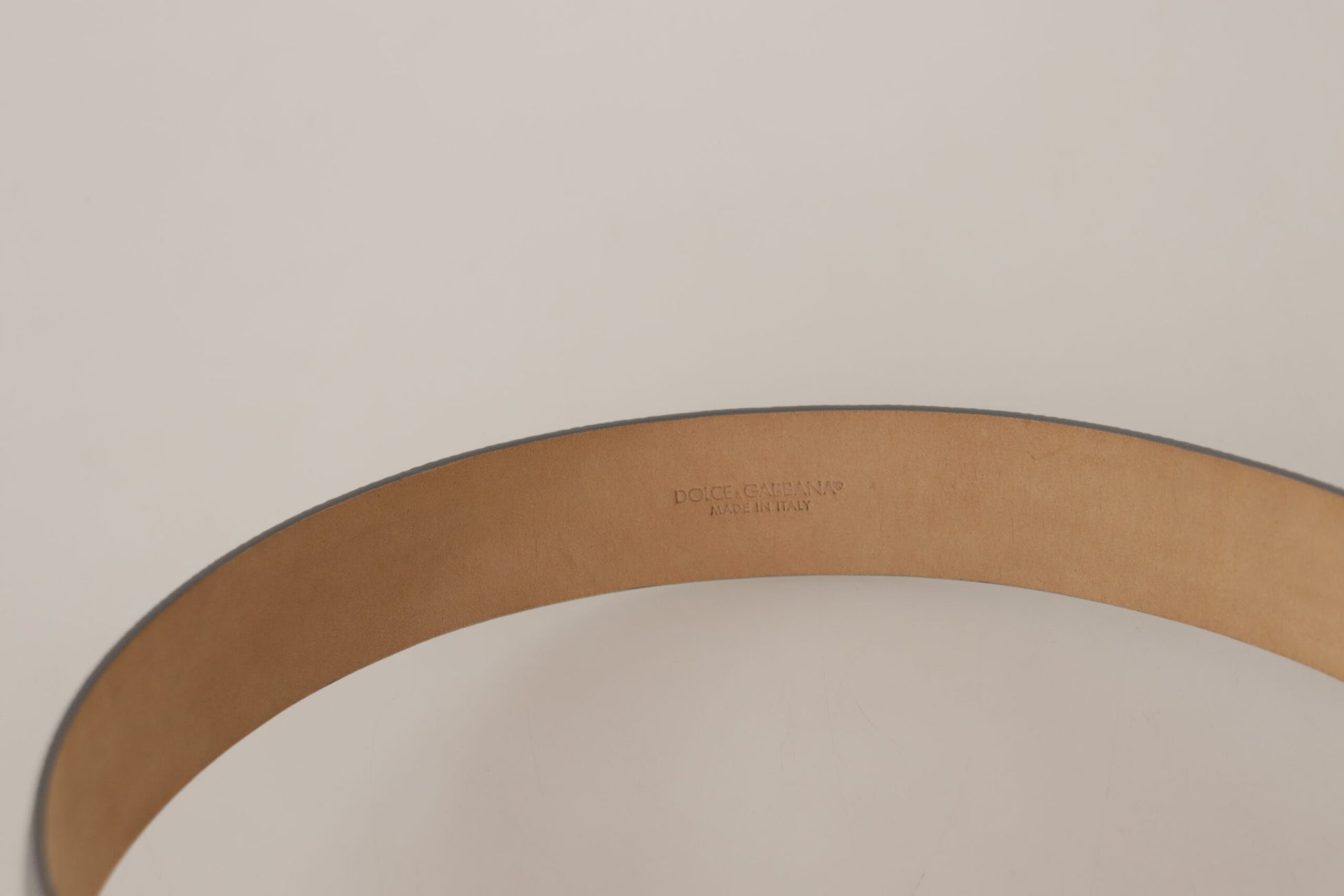 Ceinture en cuir argenté métallisé avec boucle en métal.