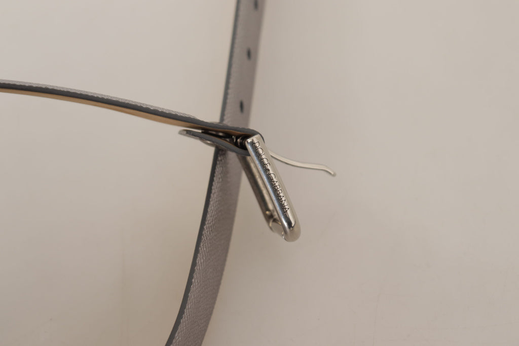 Ceinture en cuir argenté métallisé avec boucle en métal.