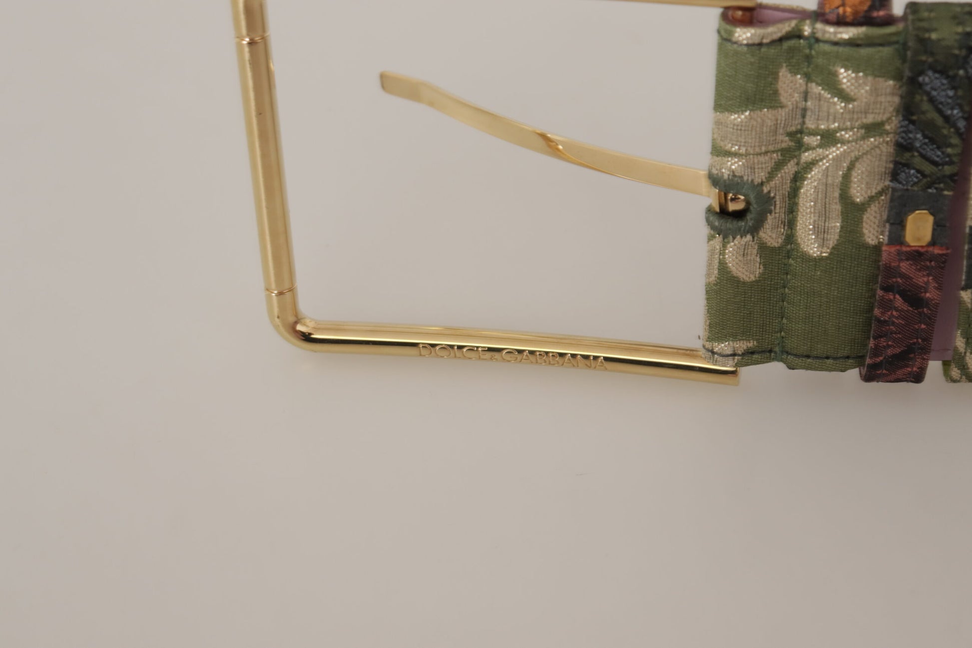 Ceinture en cuir multicolore brodée avec boucle en métal doré