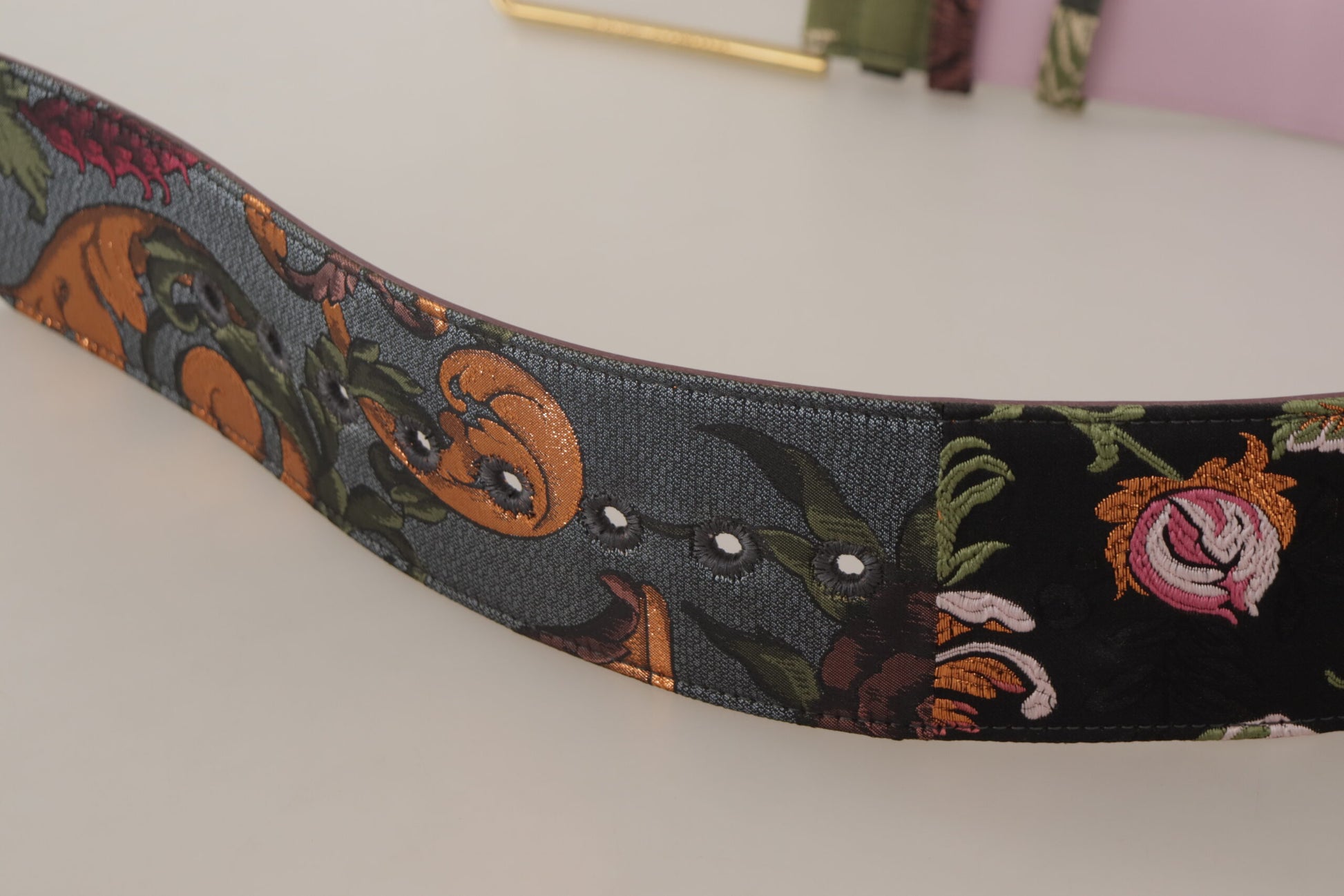 Ceinture en cuir multicolore brodée avec boucle en métal doré