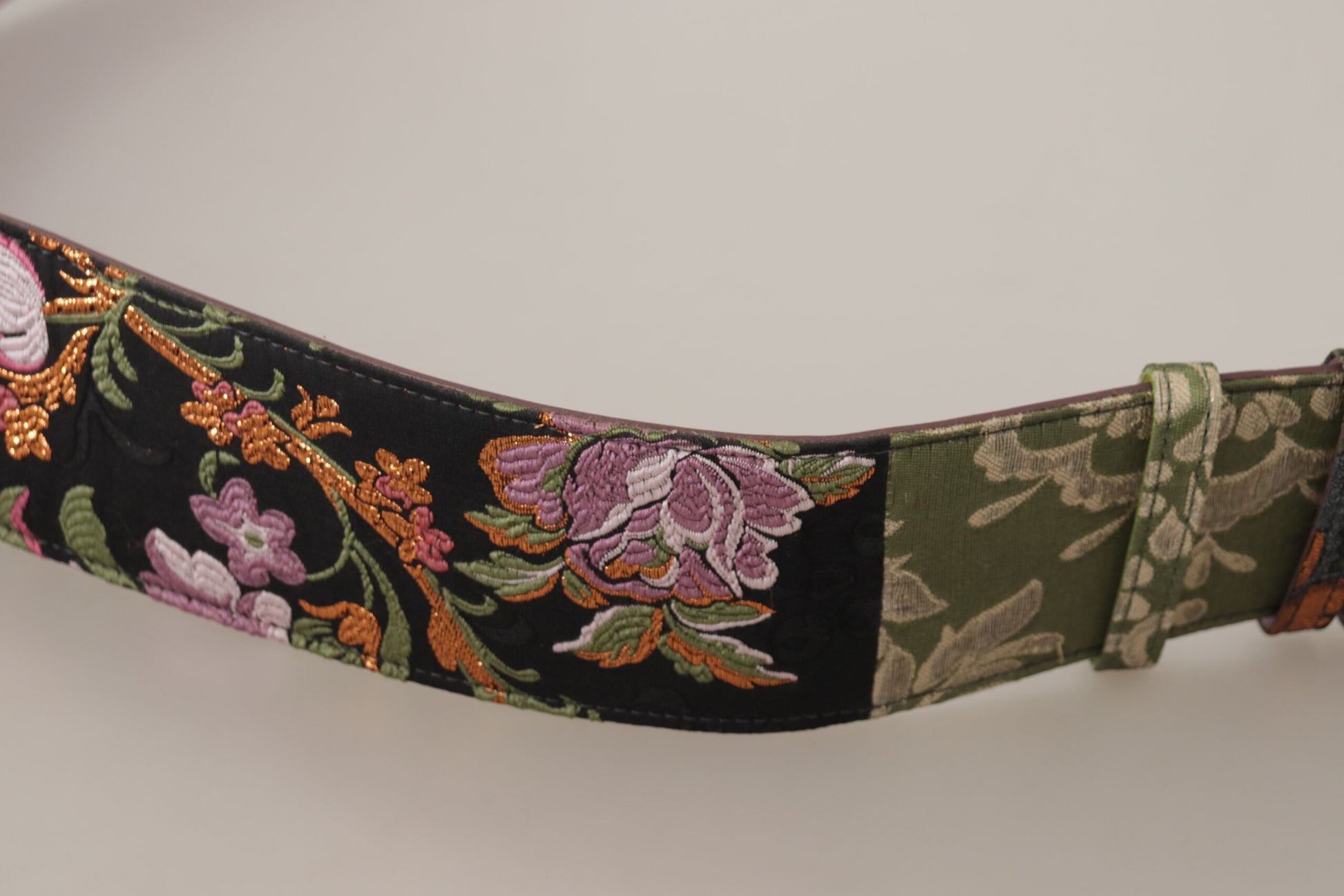 Ceinture en cuir multicolore brodée avec boucle en métal doré