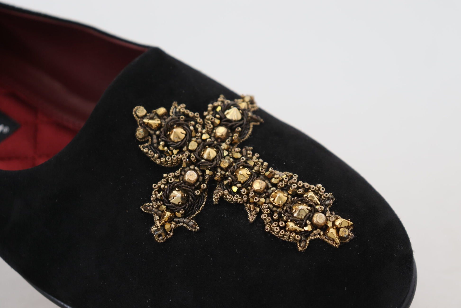 Brogues plates en daim noir avec détail croisé doré