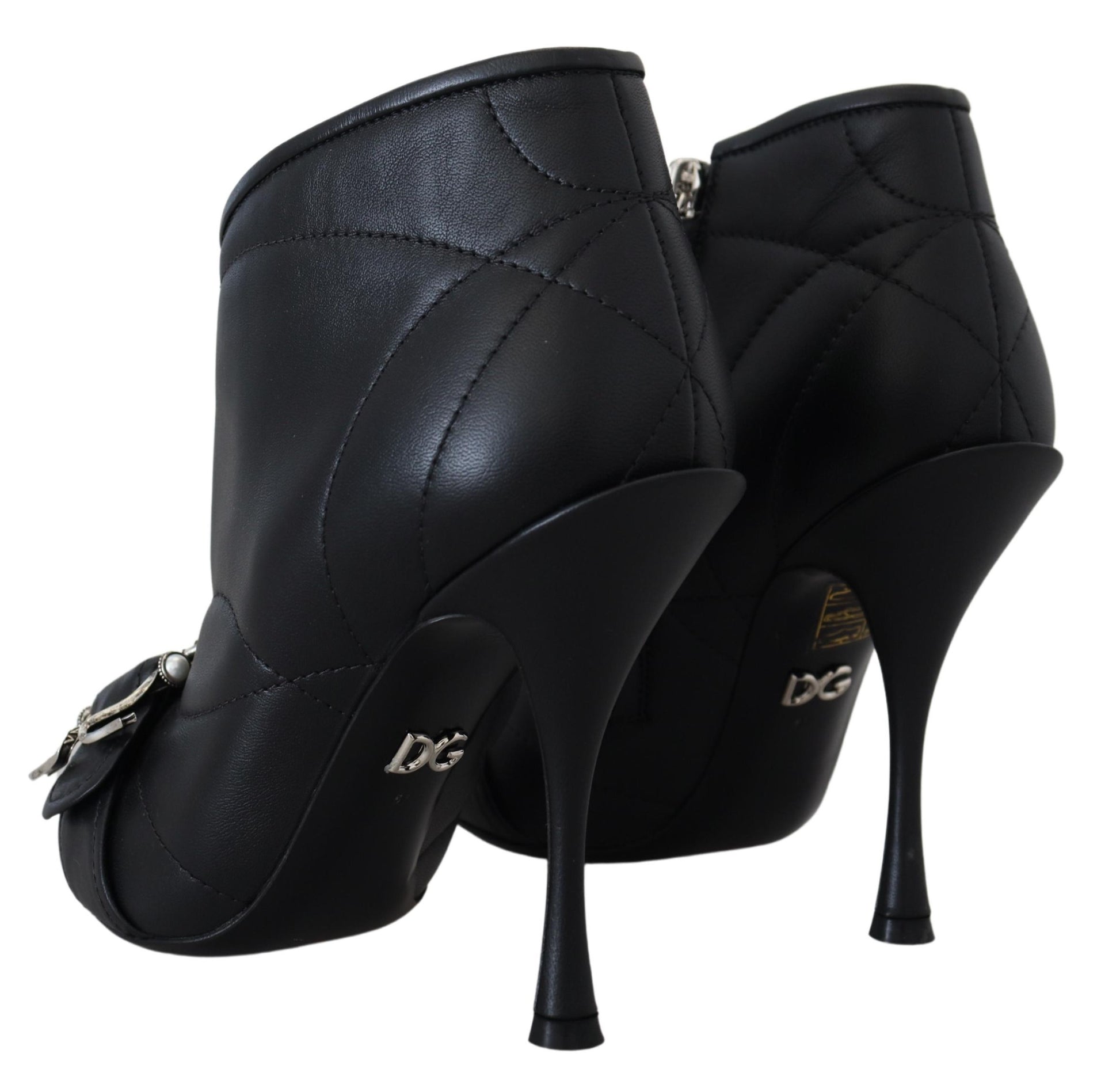 Bottes courtes noires en cuir capitonné avec boucle