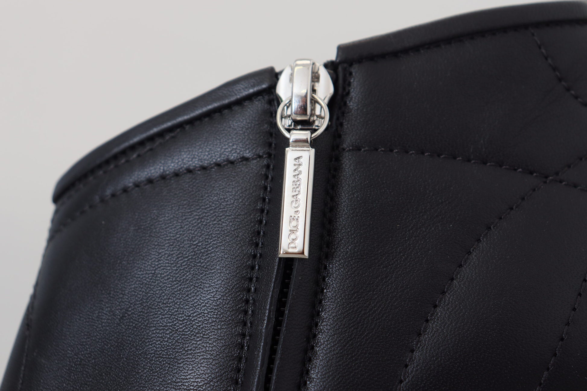 Bottes courtes noires en cuir capitonné avec boucle