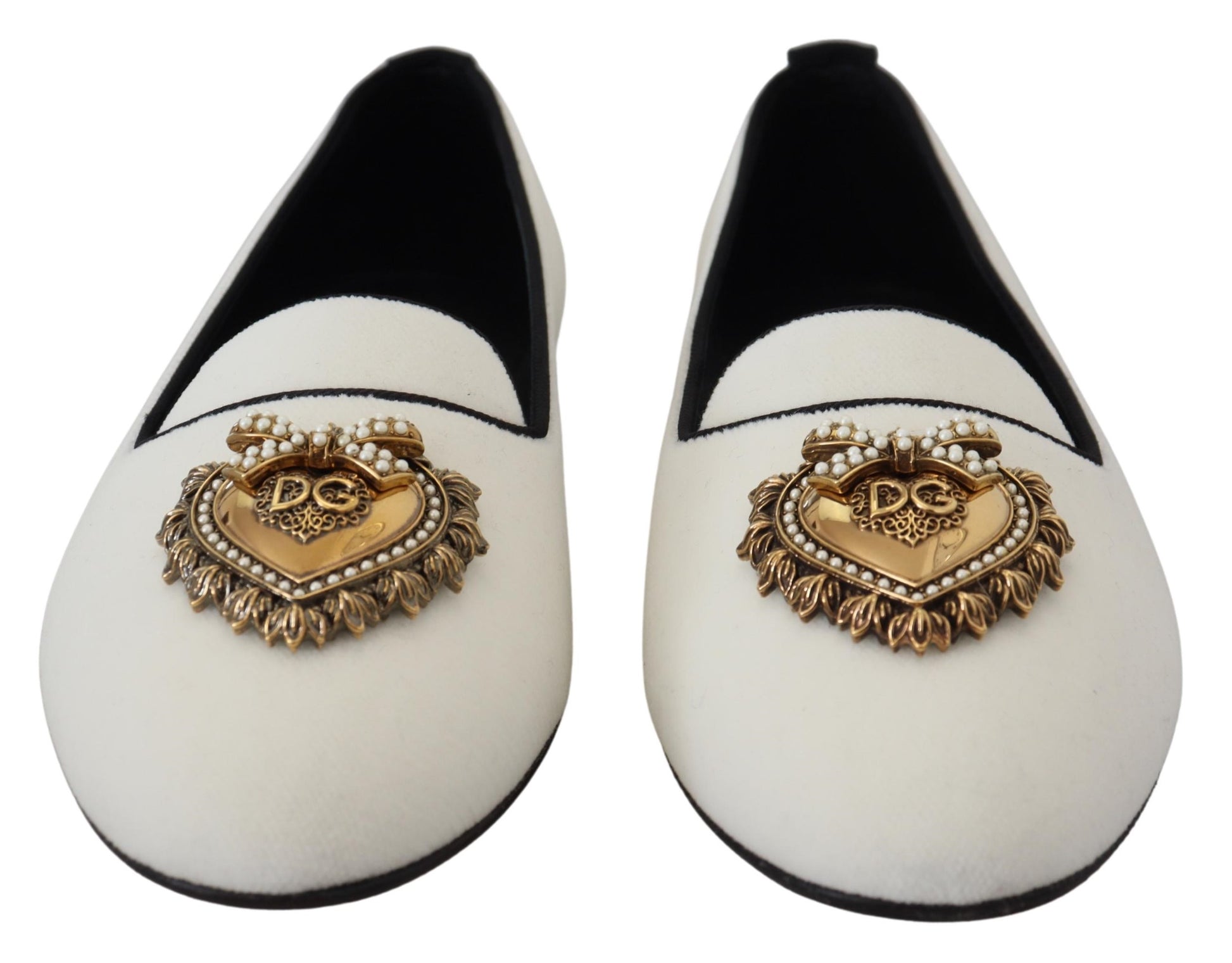 Baskets plates en velours blanc, type mocassins, sans lacets.