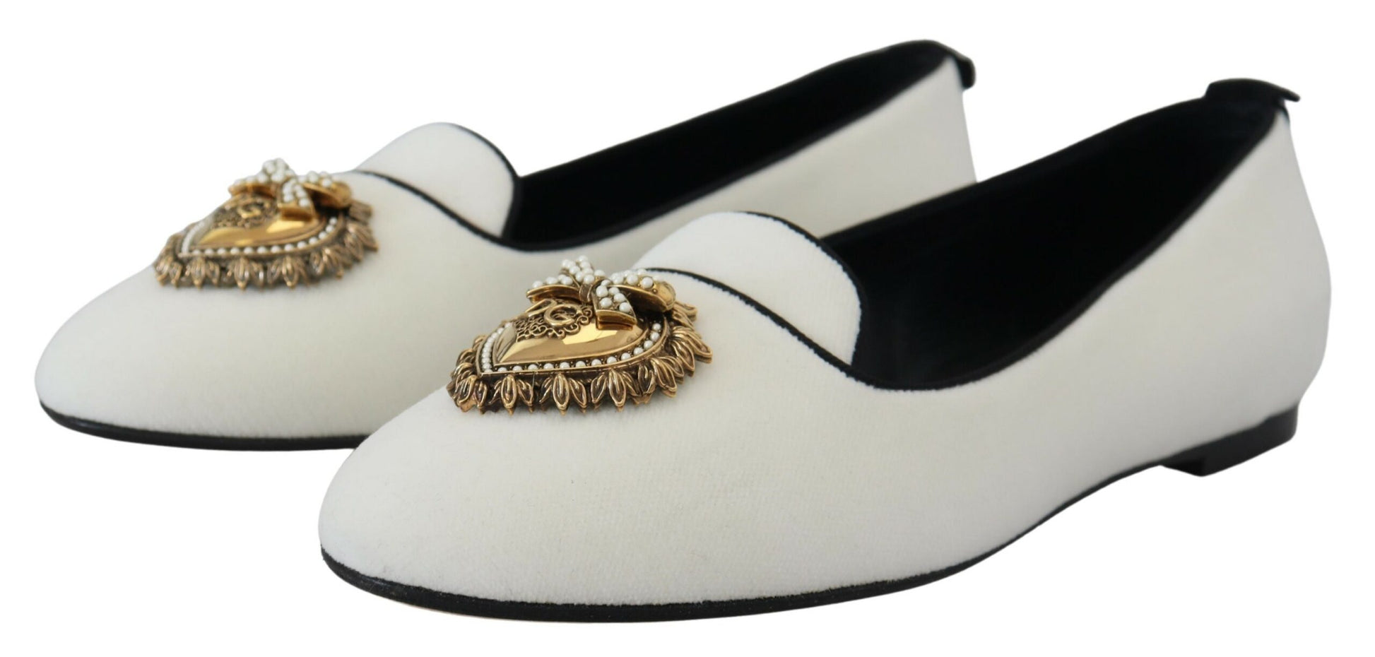 Baskets plates en velours blanc, type mocassins, sans lacets.