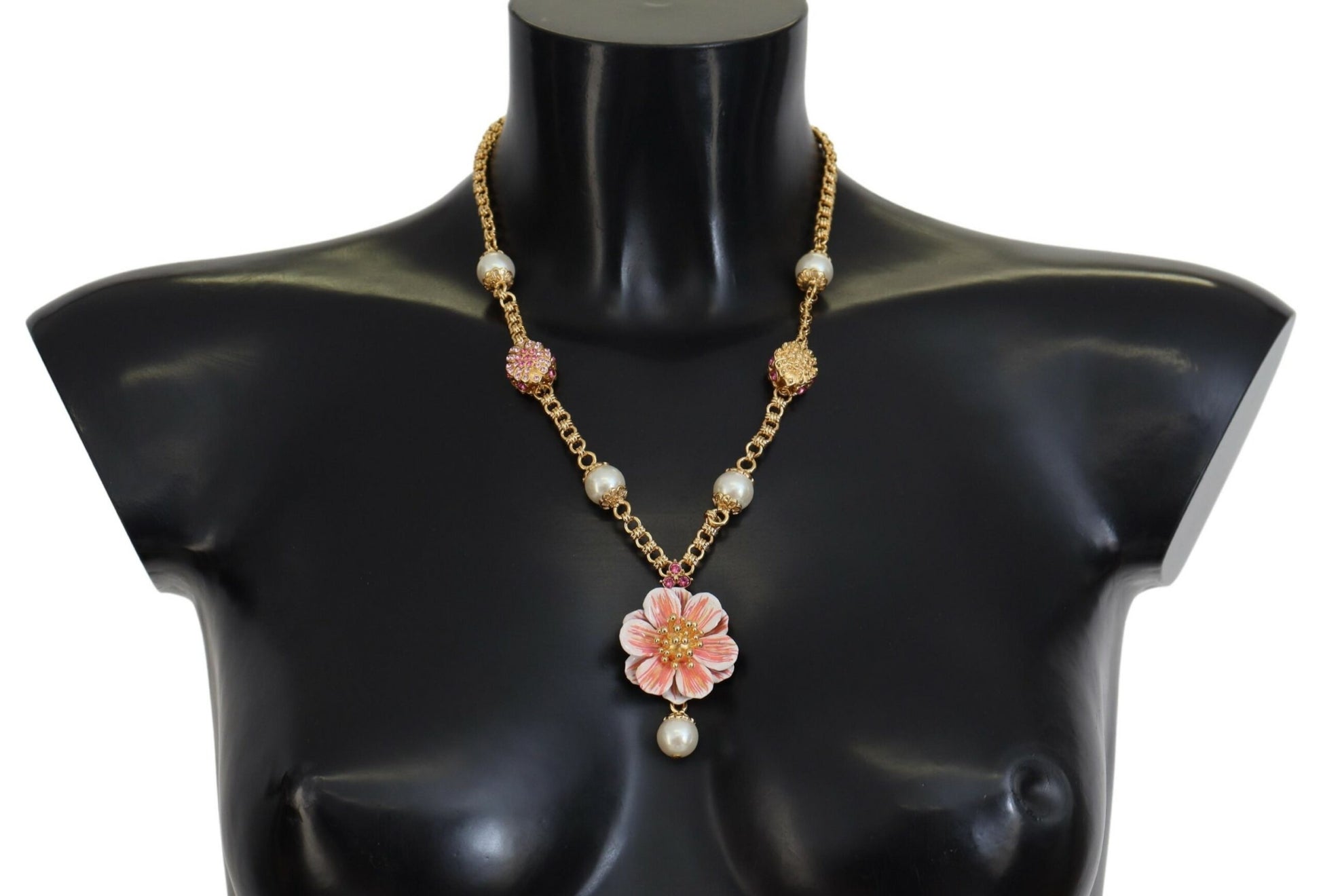 Collier doré à motifs floraux, ornements roses et cristaux.