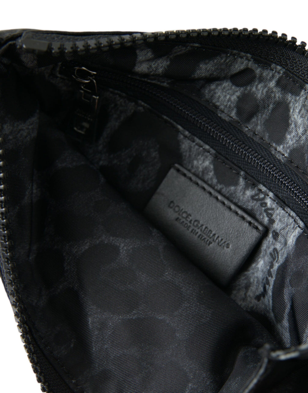 Pochette à clés en nylon noir avec plaque de logo, sac à main à rabat.