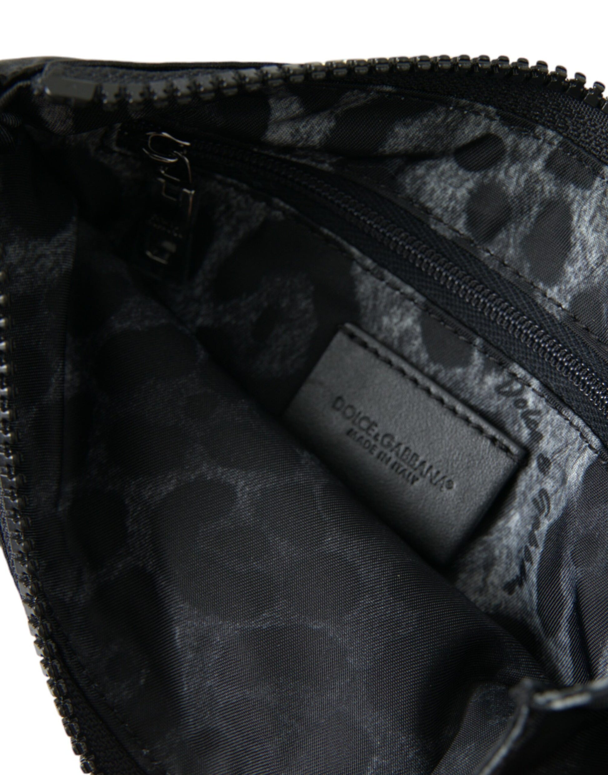 Pochette à clés en nylon noir avec plaque de logo, sac à main à rabat.