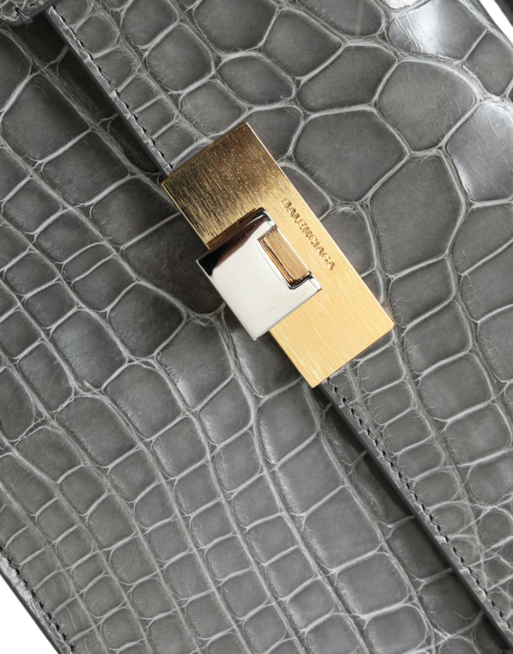 Sac à main porté épaule moyen en cuir exotique gris.