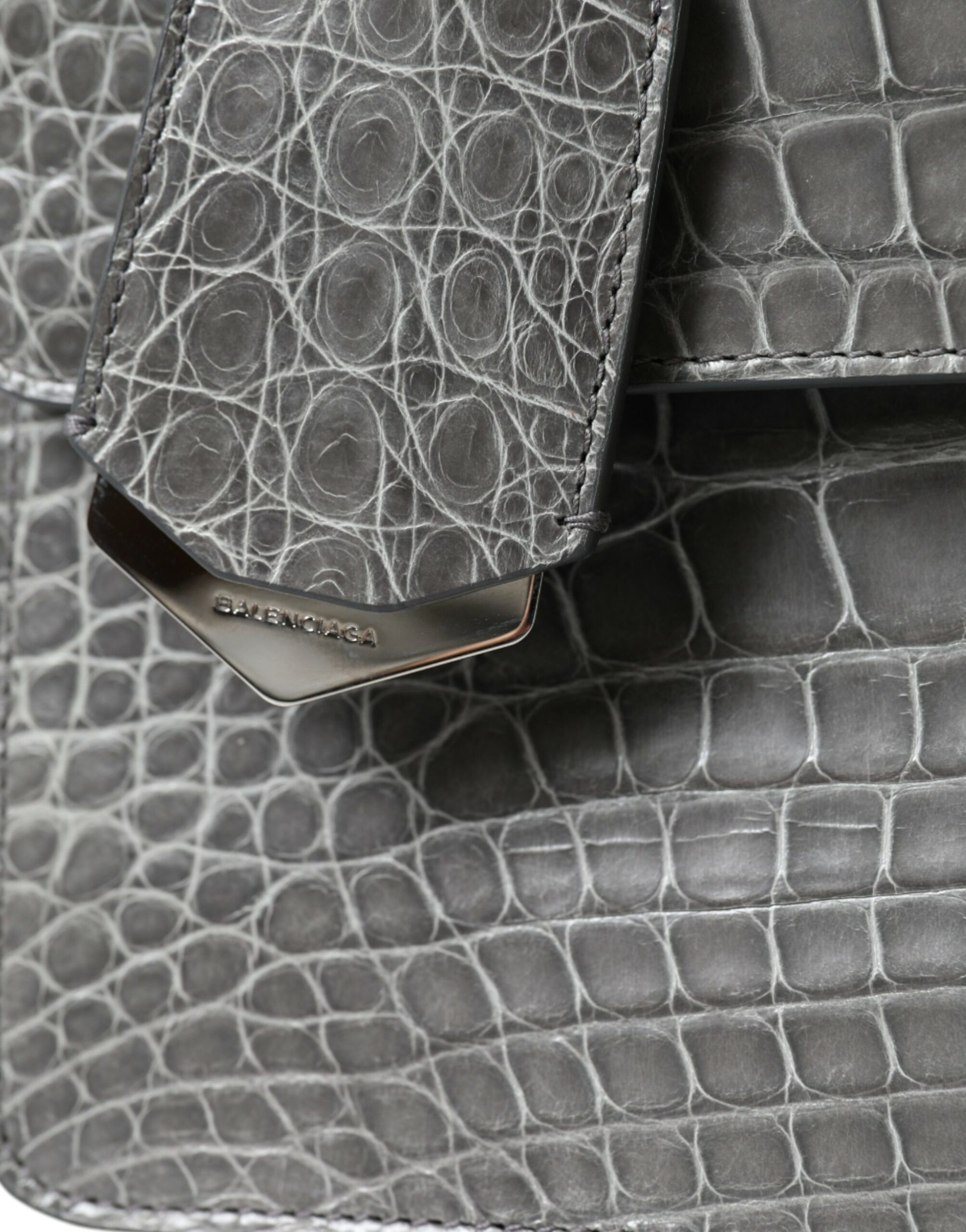 Sac à main porté épaule moyen en cuir exotique gris.