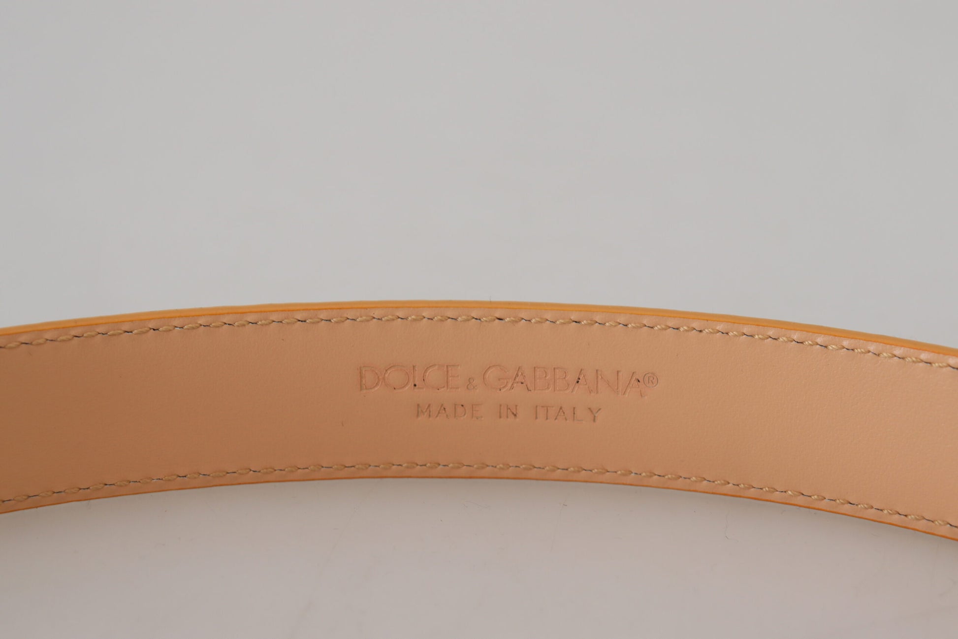 Ceinture en cuir exotique beige avec boucle en métal doré