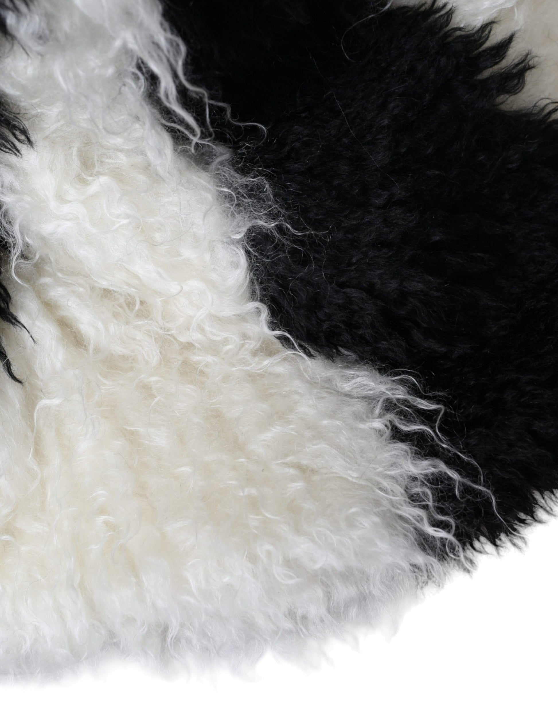 Chapeau en forme de seau en mohair et fourrure, rayures noires et blanches