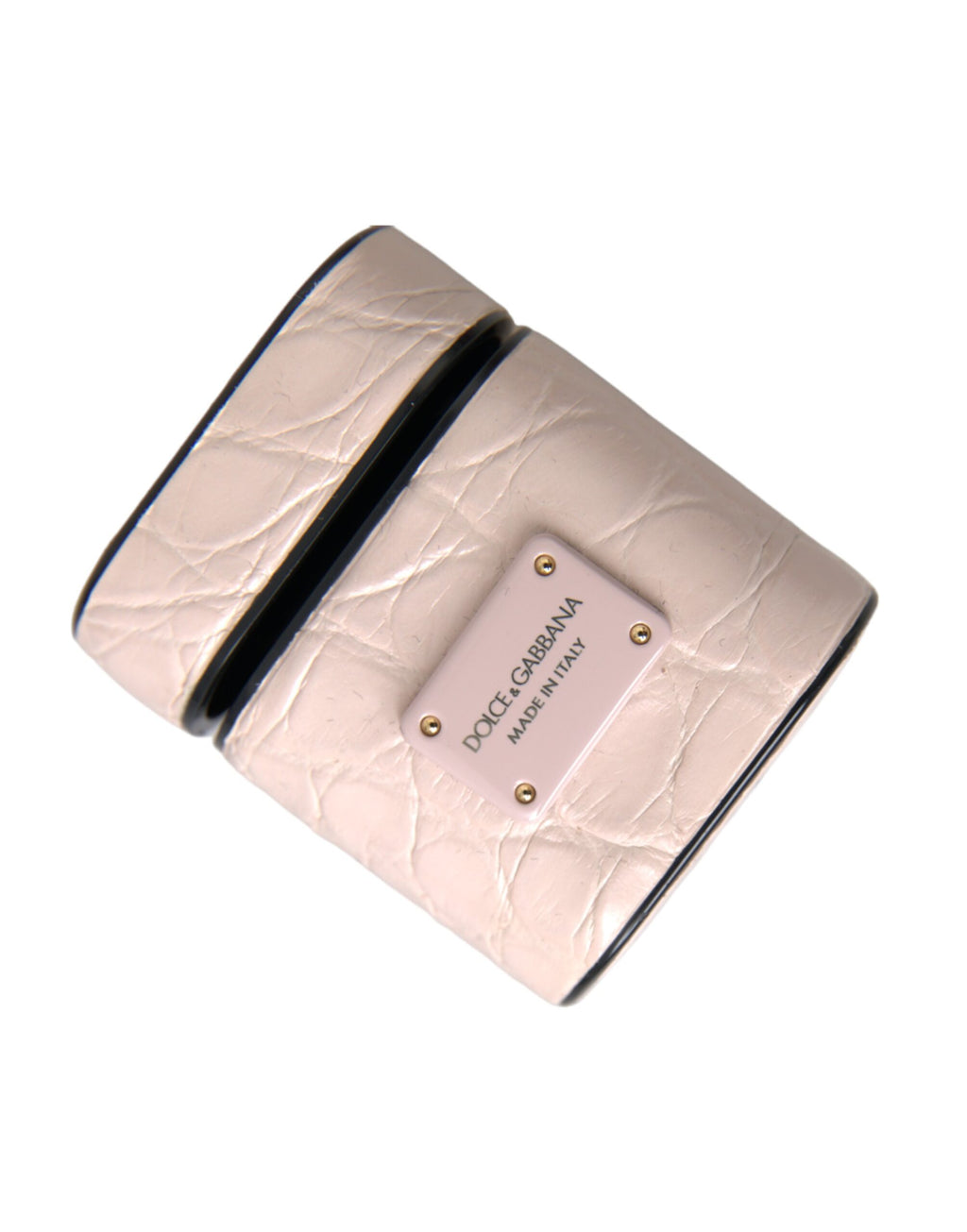 Étui Airpods en cuir rose clair avec plaque métallique portant le logo.