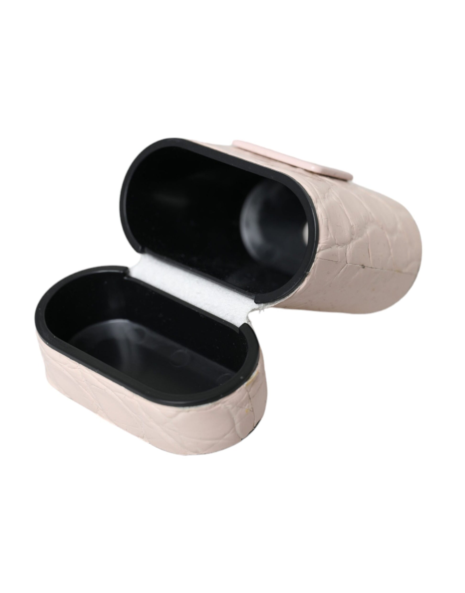 Étui Airpods en cuir rose clair avec plaque métallique portant le logo.