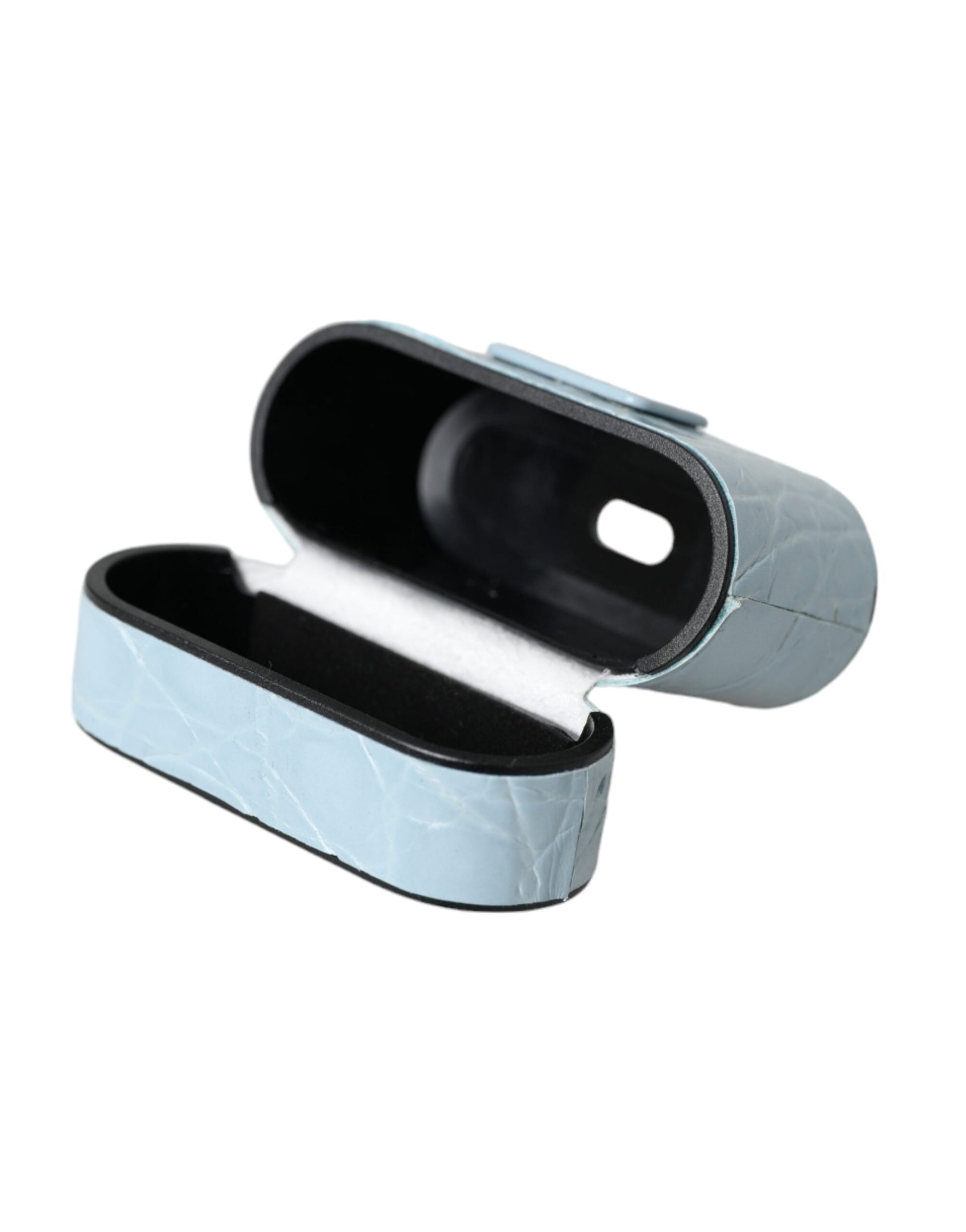 Étui Airpods en cuir bleu clair avec plaque métallique portant le logo.