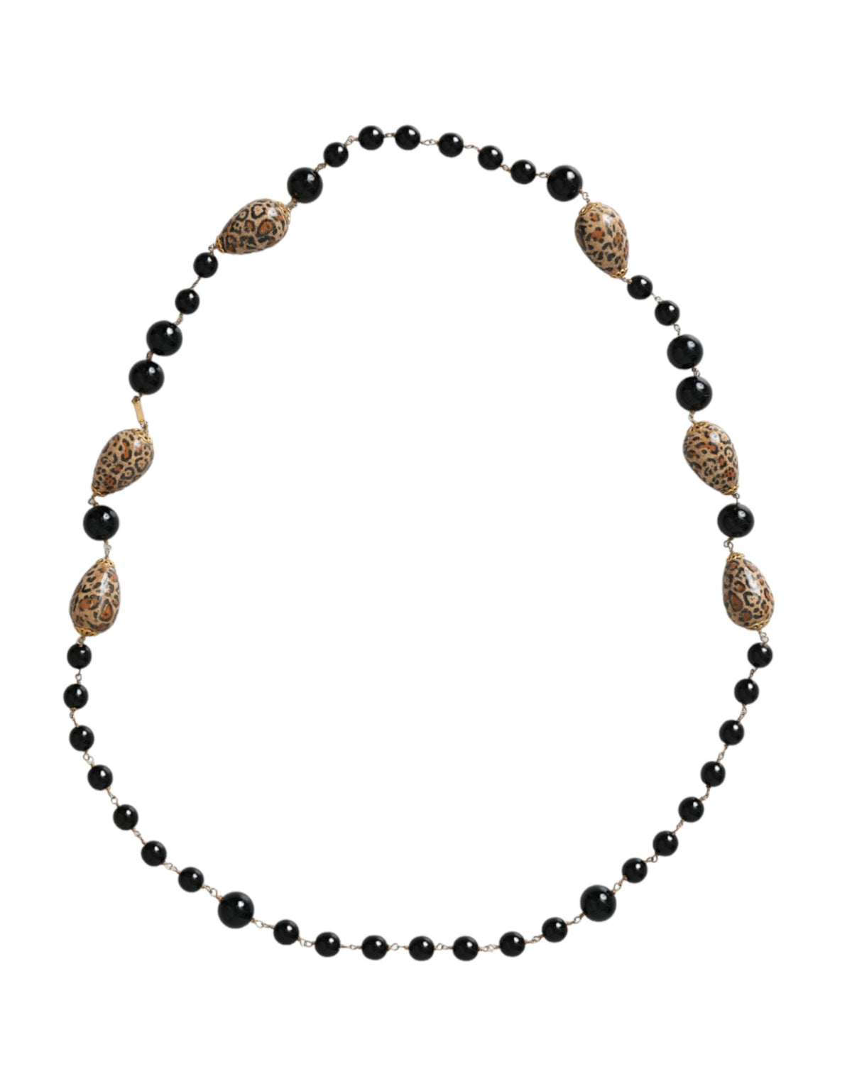 Collier long en laiton doré avec perles et imprimé noir.