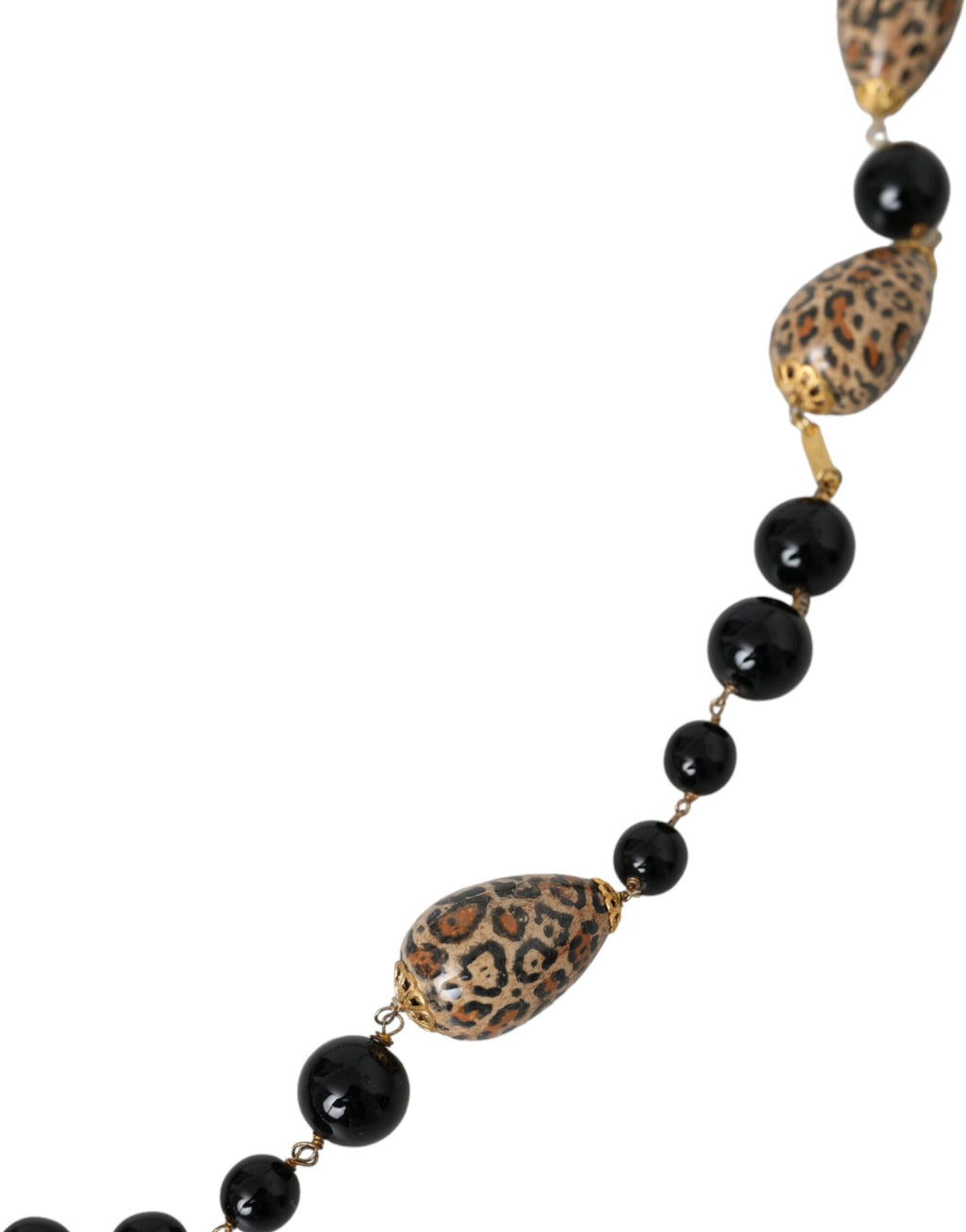 Collier long en laiton doré avec perles et imprimé noir.