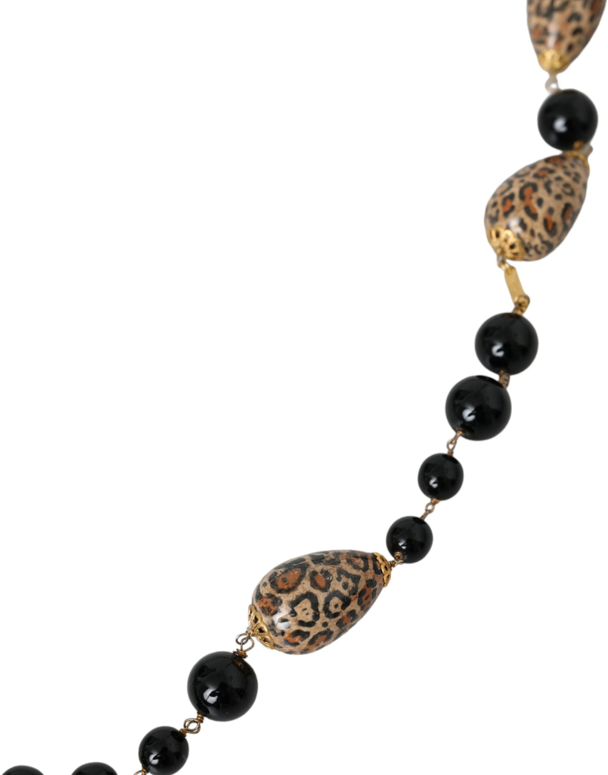 Collier long en laiton doré avec perles et imprimé noir.
