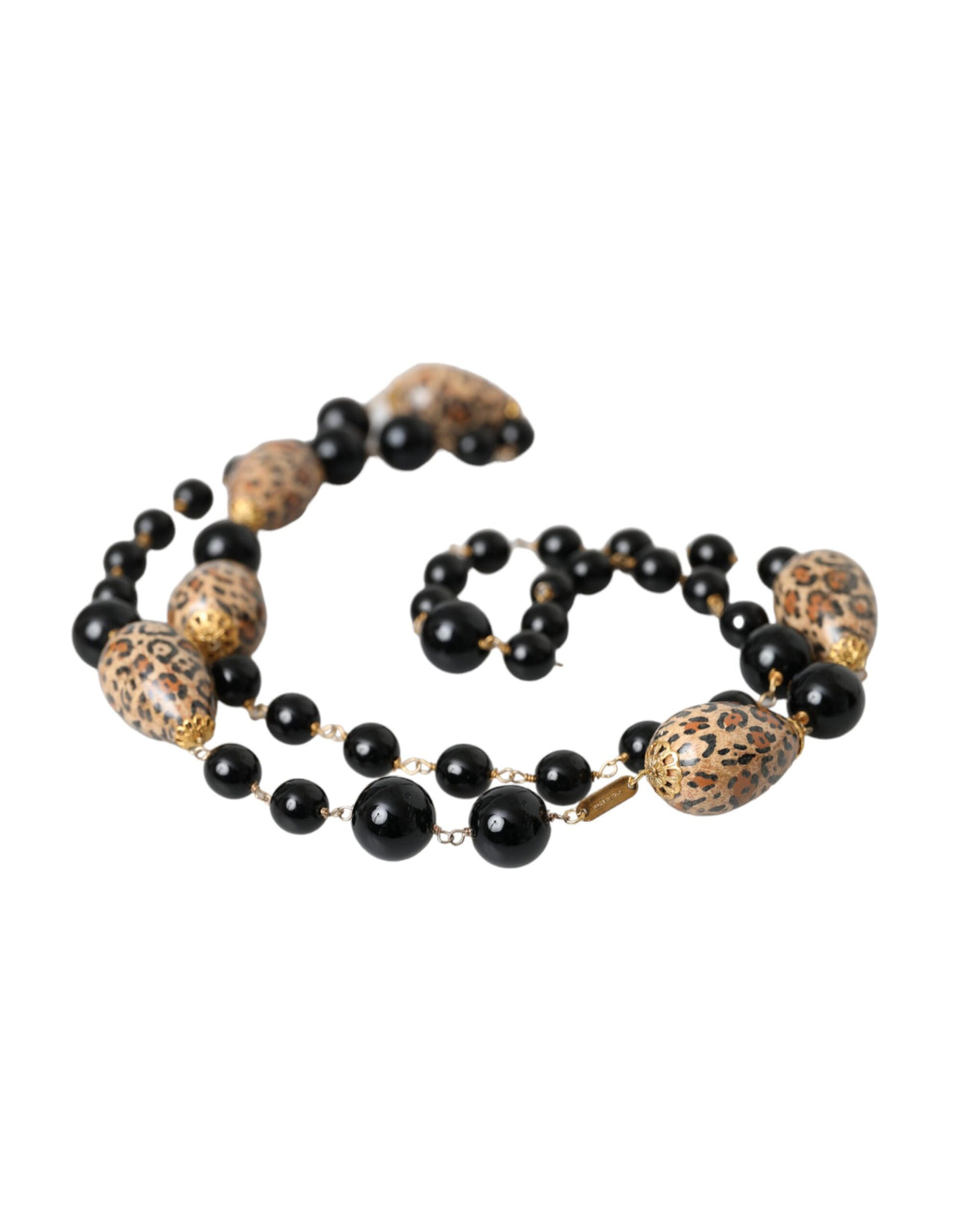 Collier long en laiton doré avec perles et imprimé noir.