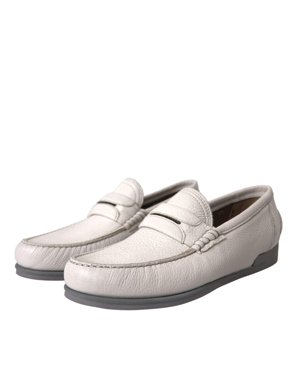 Chaussures mocassins en cuir blanc gris, type chausson.