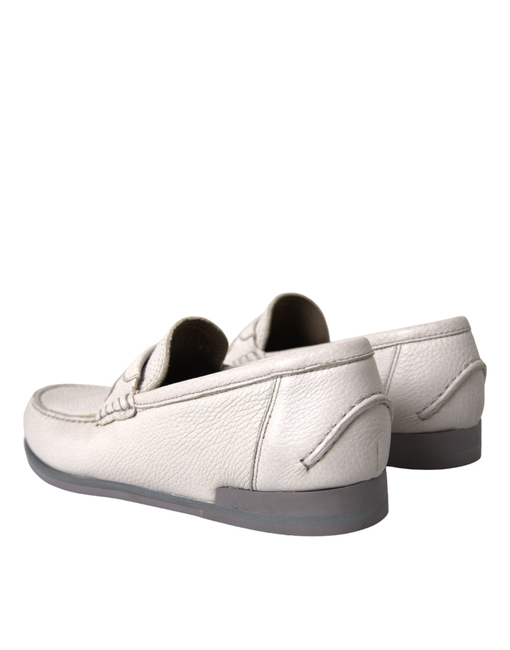 Chaussures mocassins en cuir blanc gris, type chausson.