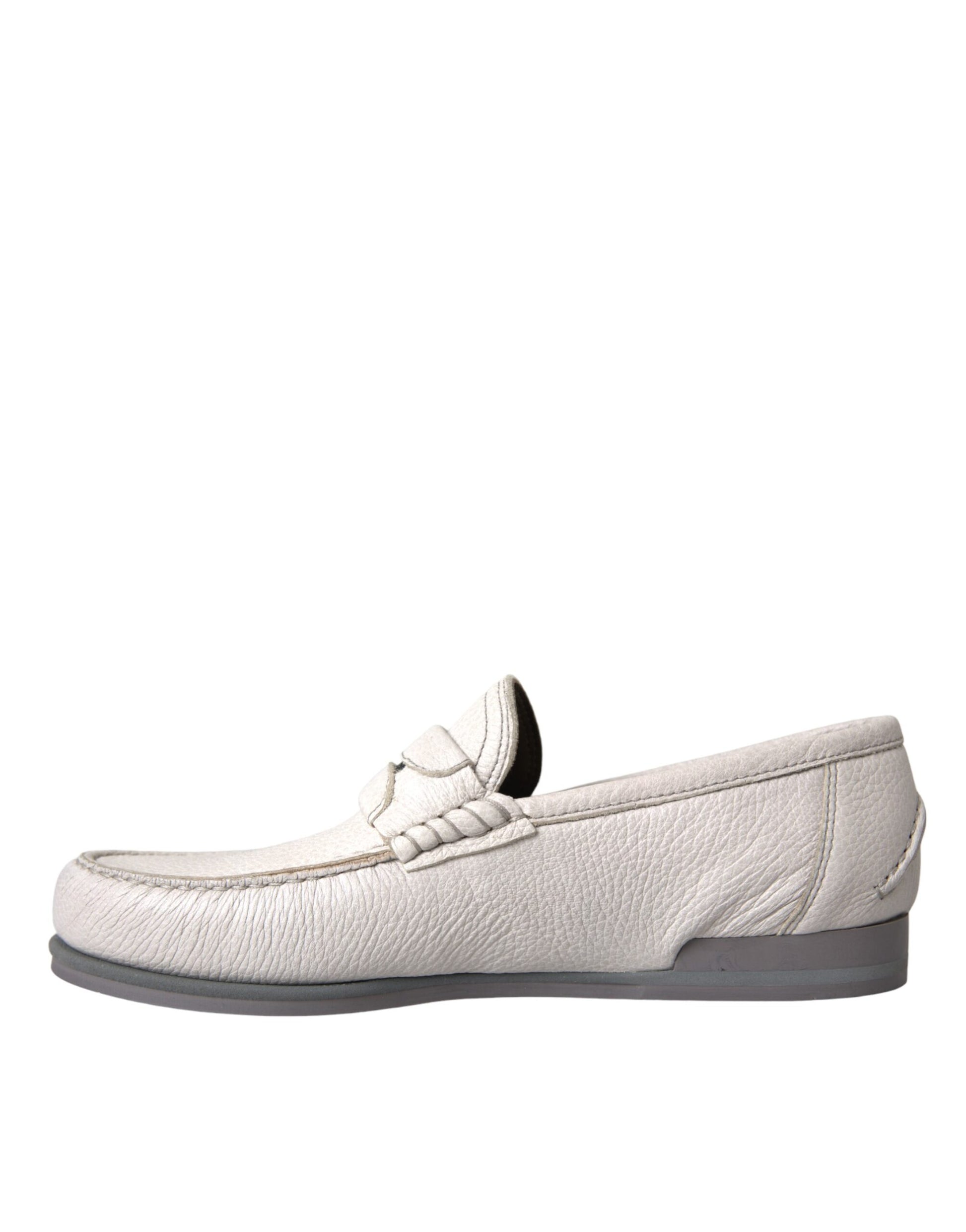 Chaussures mocassins en cuir blanc gris, type chausson.