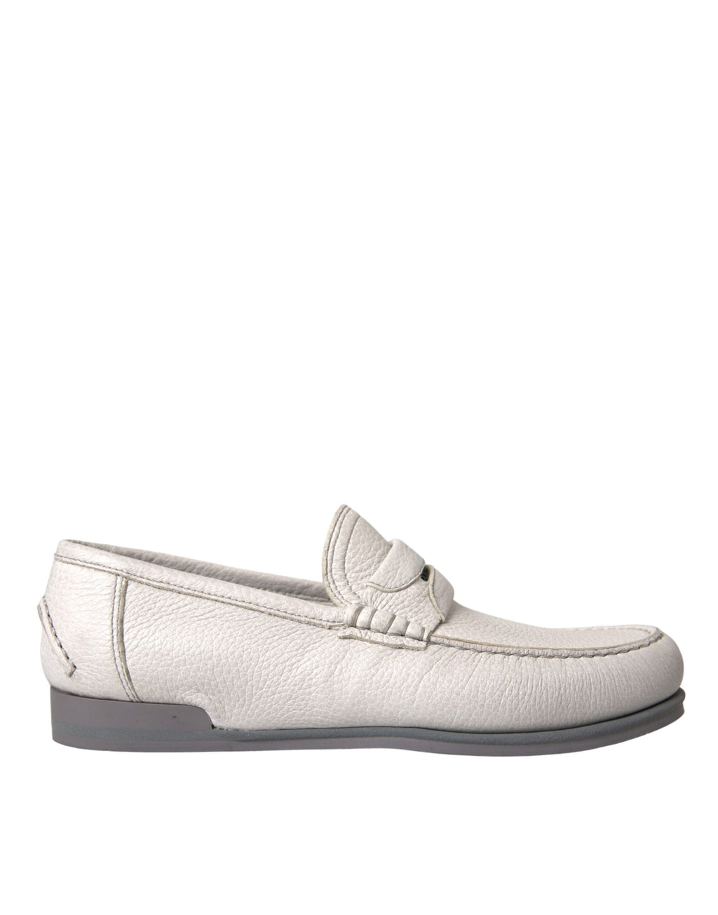 Chaussures mocassins en cuir blanc gris, type chausson.