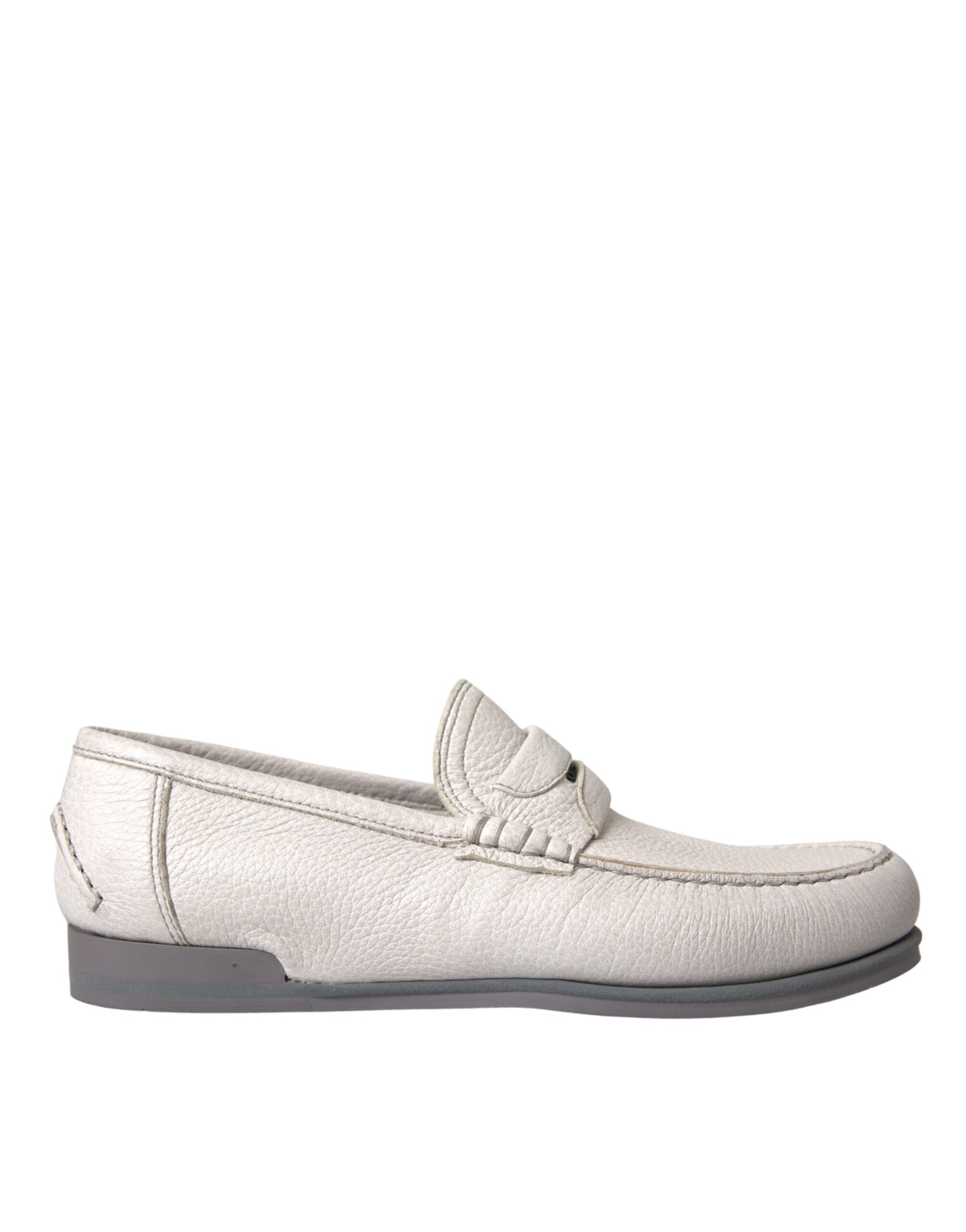 Chaussures mocassins en cuir blanc gris, type chausson.