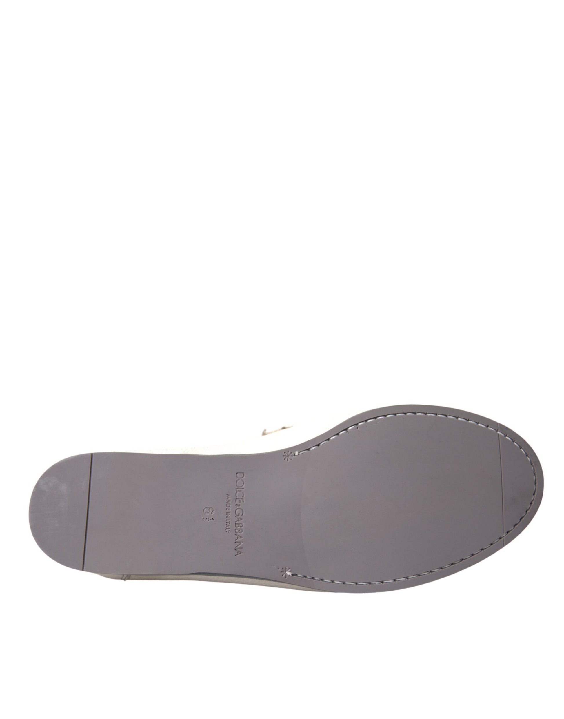 Chaussures mocassins en cuir blanc gris, type chausson.