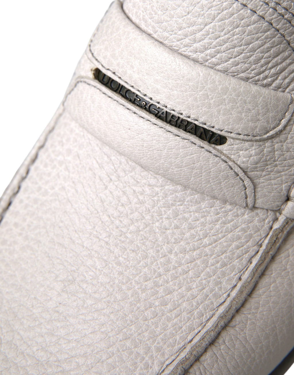 Chaussures mocassins en cuir blanc gris, type chausson.