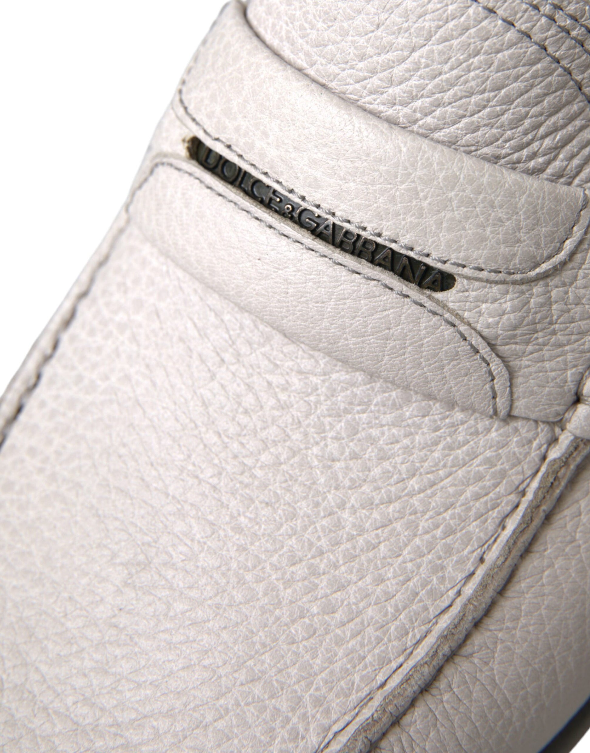 Chaussures mocassins en cuir blanc gris, type chausson.