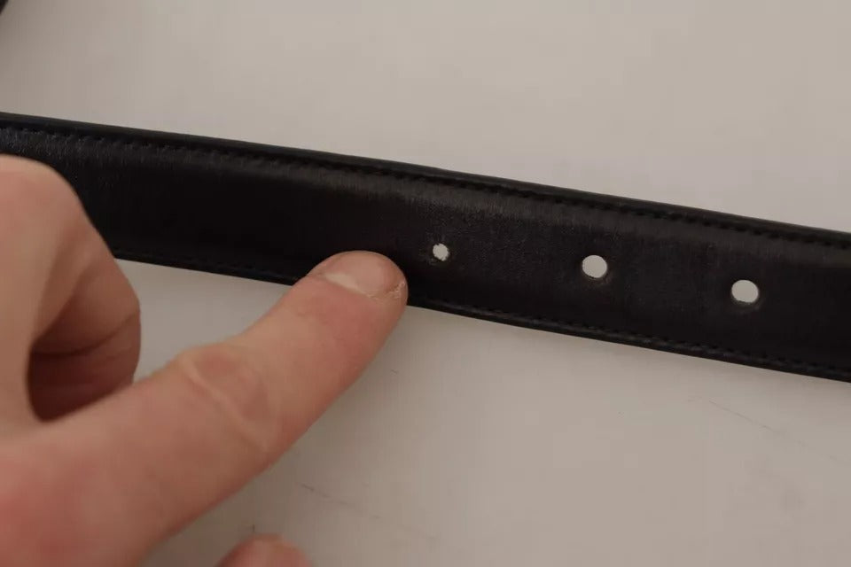Ceinture en cuir de veau noir avec boucle vintage en métal et logo.
