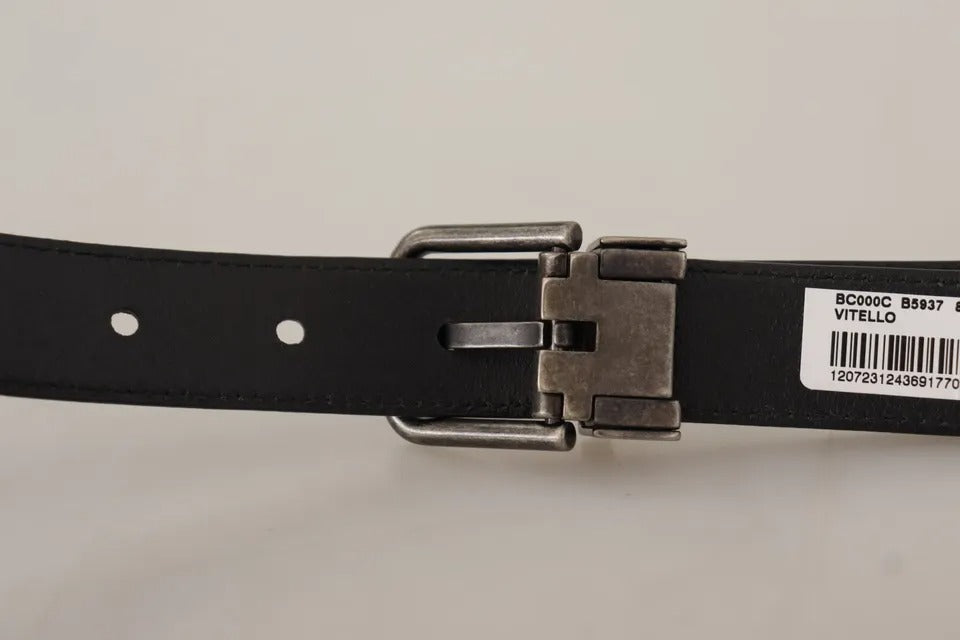 Ceinture en cuir de veau noir avec boucle vintage en métal et logo.