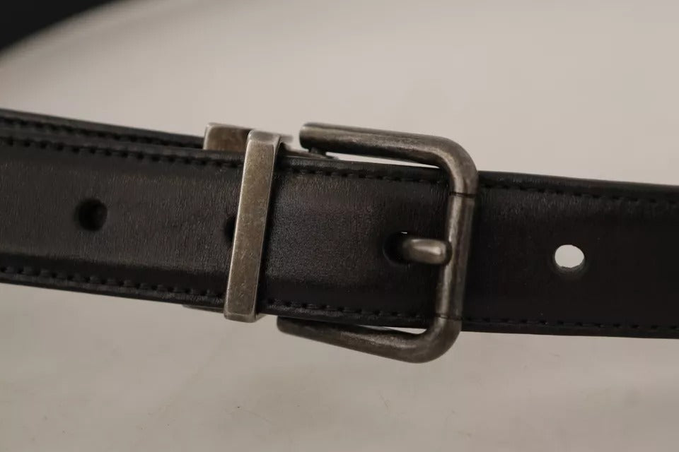 Ceinture en cuir de veau noir avec boucle vintage en métal et logo.