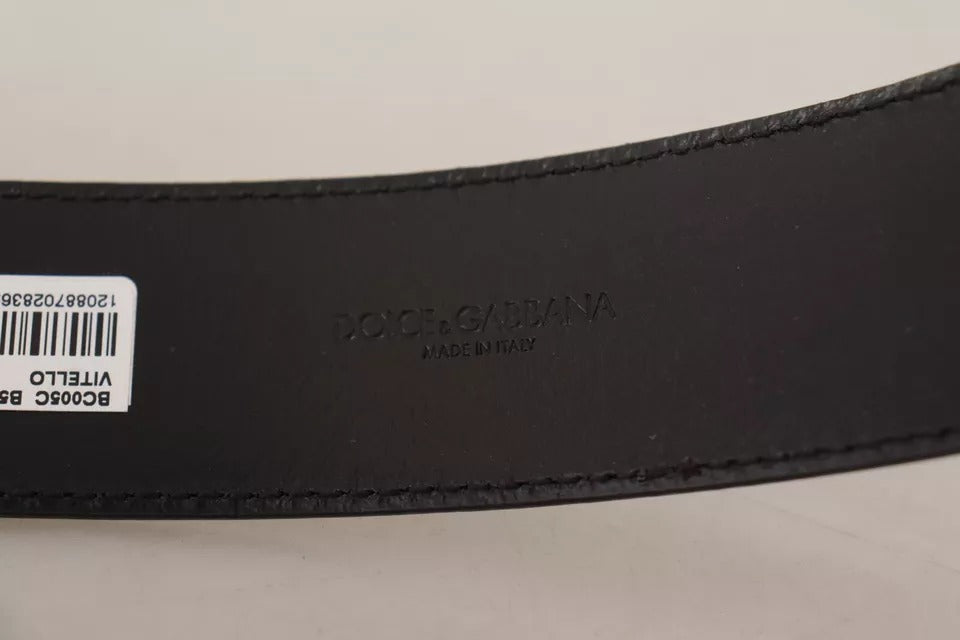 Ceinture en cuir marron foncé avec boucle en métal gravée du logo.