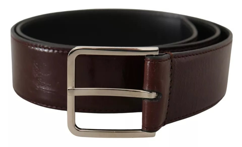 Ceinture en cuir marron foncé avec boucle en métal gravée du logo.