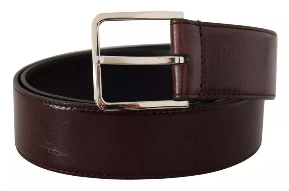 Ceinture en cuir marron foncé avec boucle en métal gravée du logo.