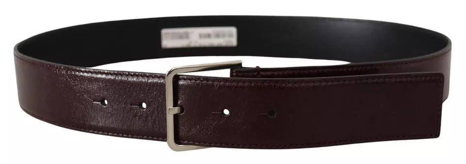 Ceinture en cuir marron foncé avec boucle en métal gravée du logo.