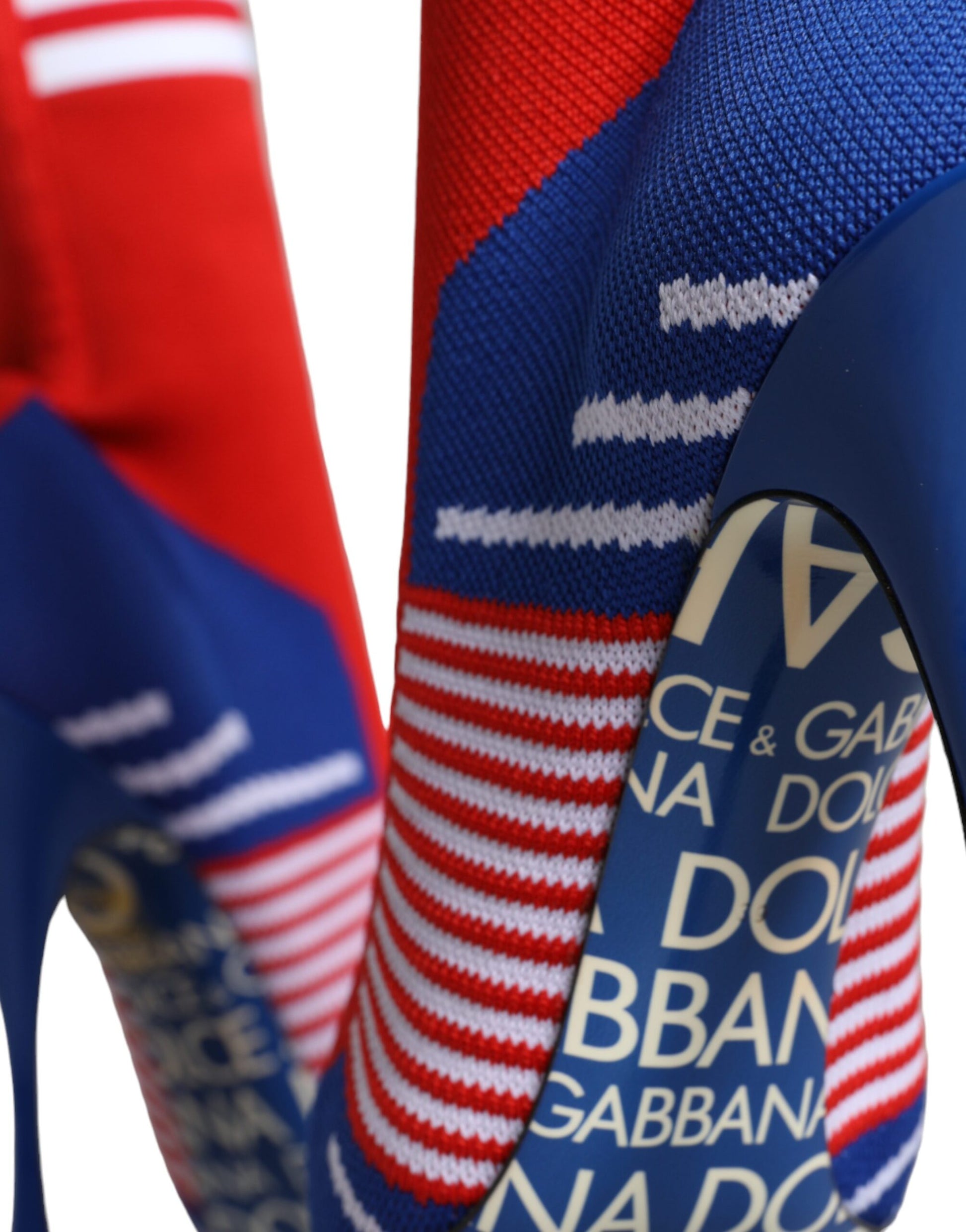 Bottes de cheville en forme de chaussettes extensibles rouges et bleues avec logo.