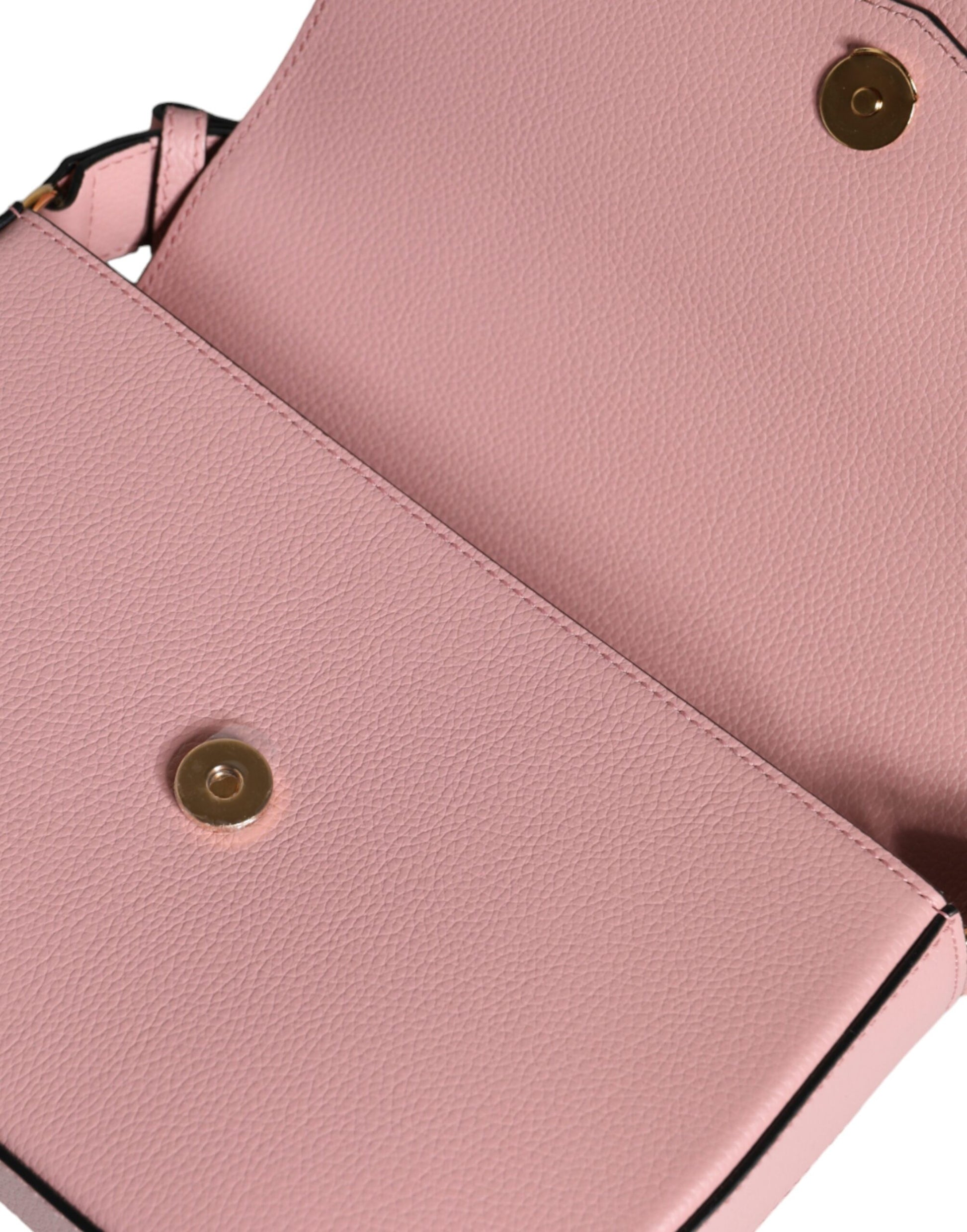 Sac bandoulière à logo en cuir de veau grainé rose.