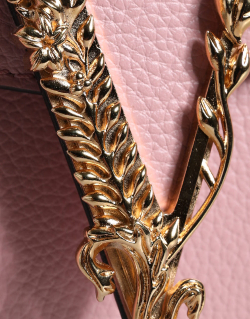 Sac bandoulière à logo en cuir de veau grainé rose.