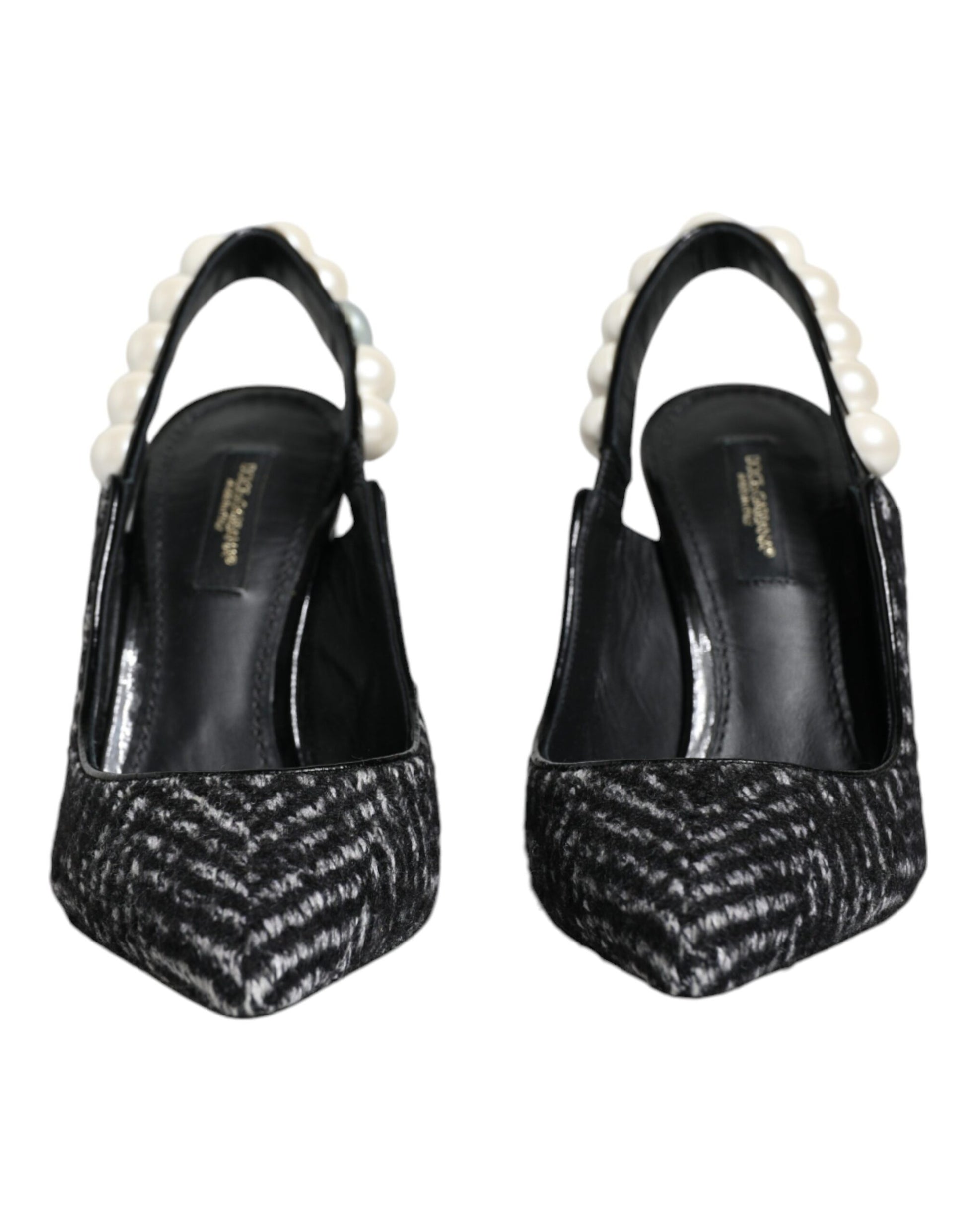 Escarpins à bout ouvert en faux cuir avec motif chevron blanc et noir et perles factices.