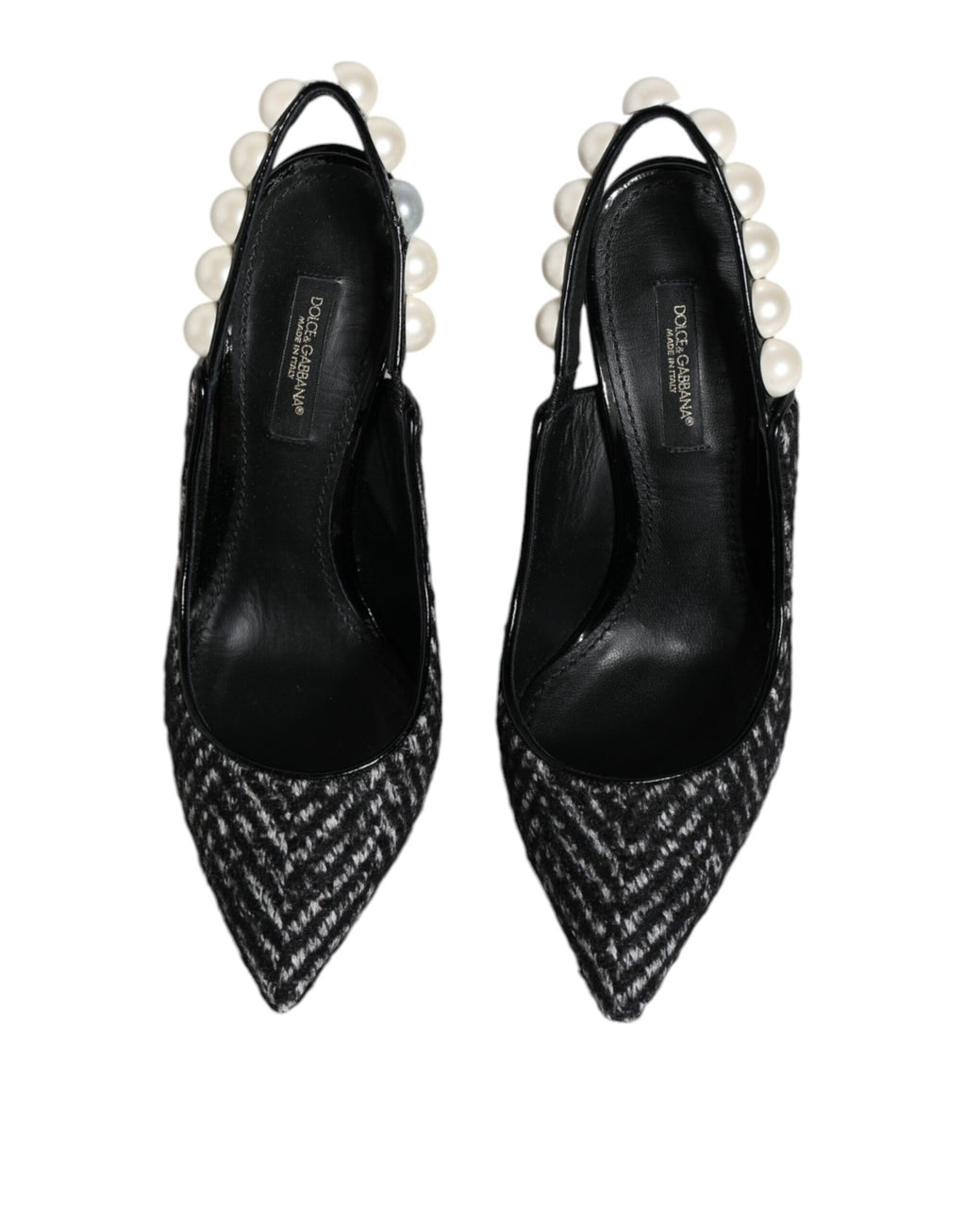 Escarpins à bout ouvert en faux cuir avec motif chevron blanc et noir et perles factices.