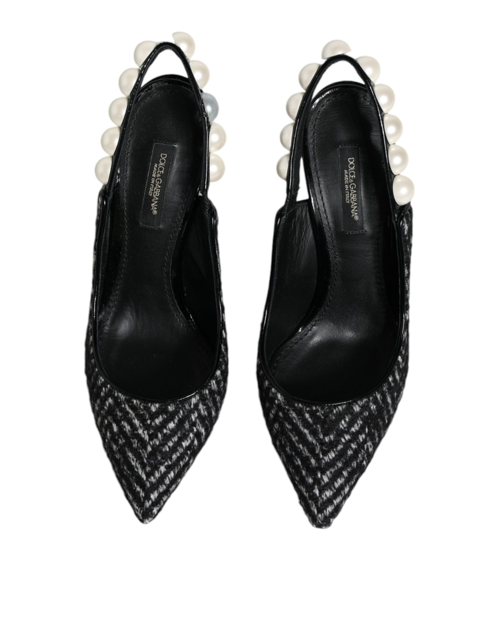 Escarpins à bout ouvert en faux cuir avec motif chevron blanc et noir et perles factices.