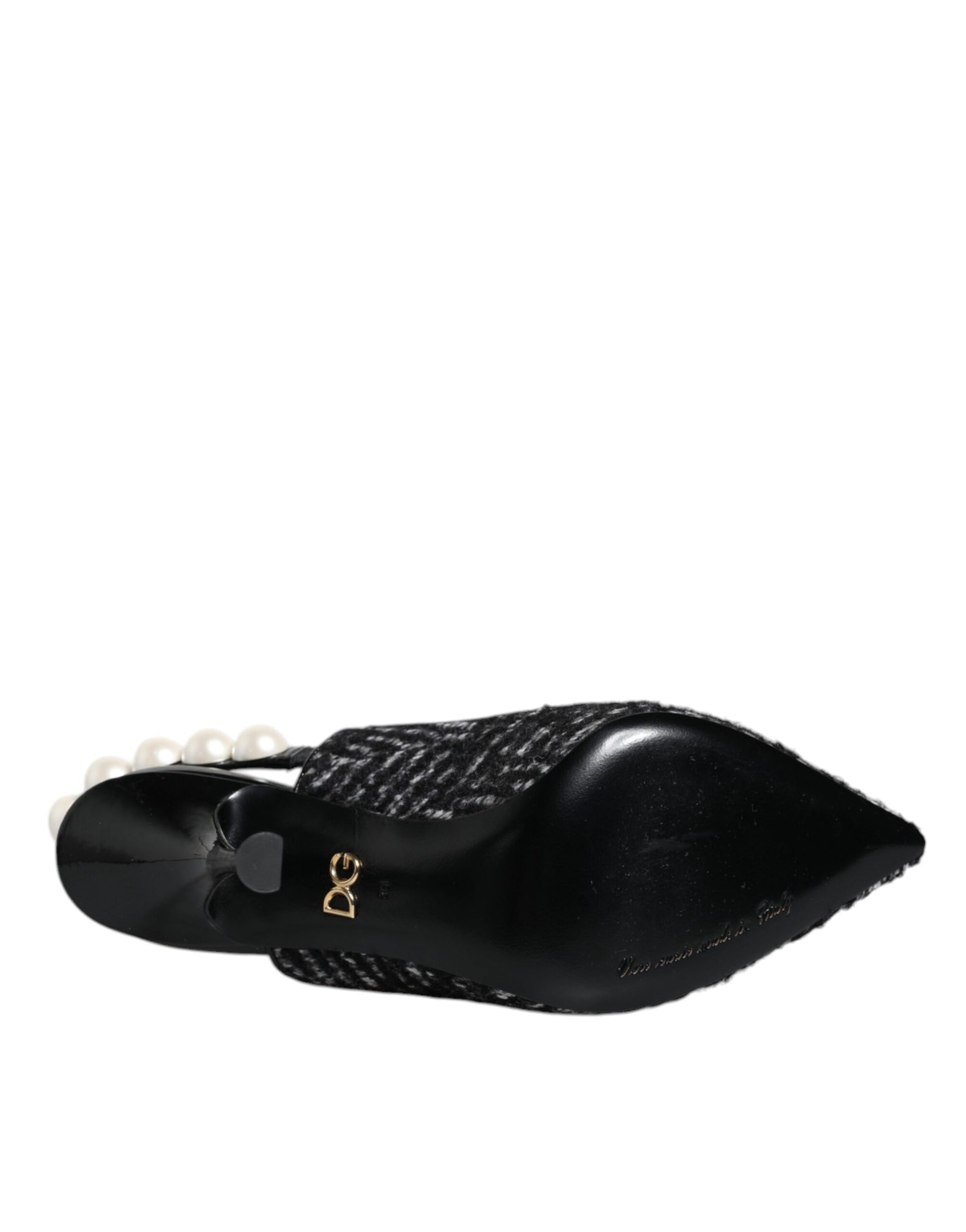 Escarpins à bout ouvert en faux cuir avec motif chevron blanc et noir et perles factices.