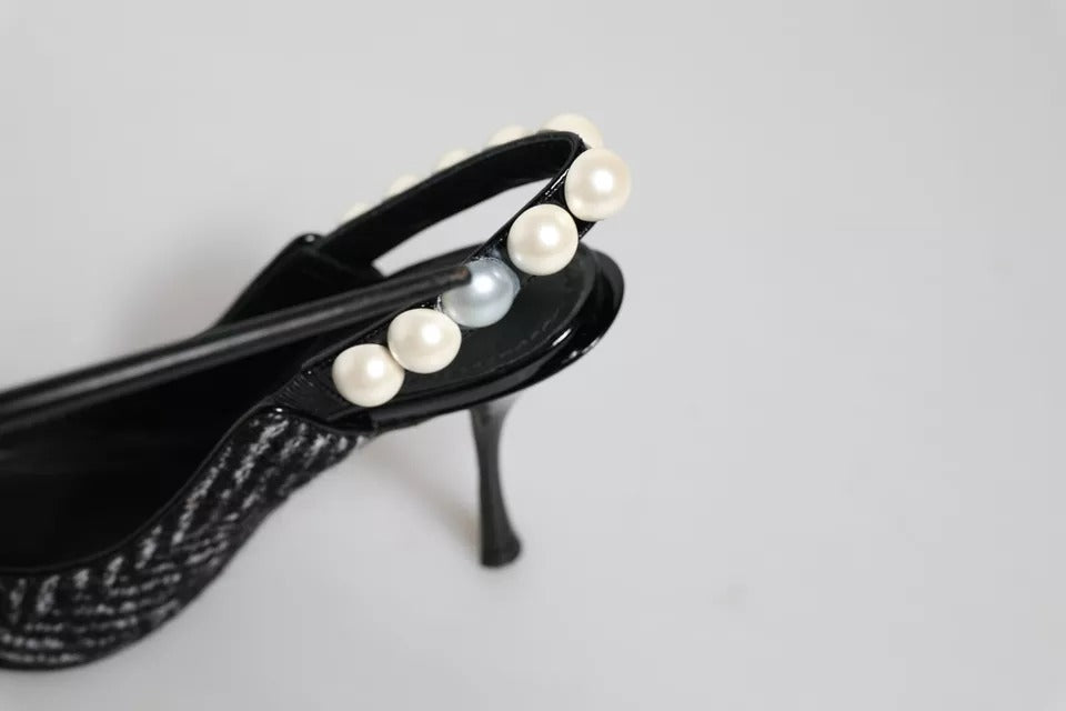 Escarpins à bout ouvert en faux cuir avec motif chevron blanc et noir et perles factices.