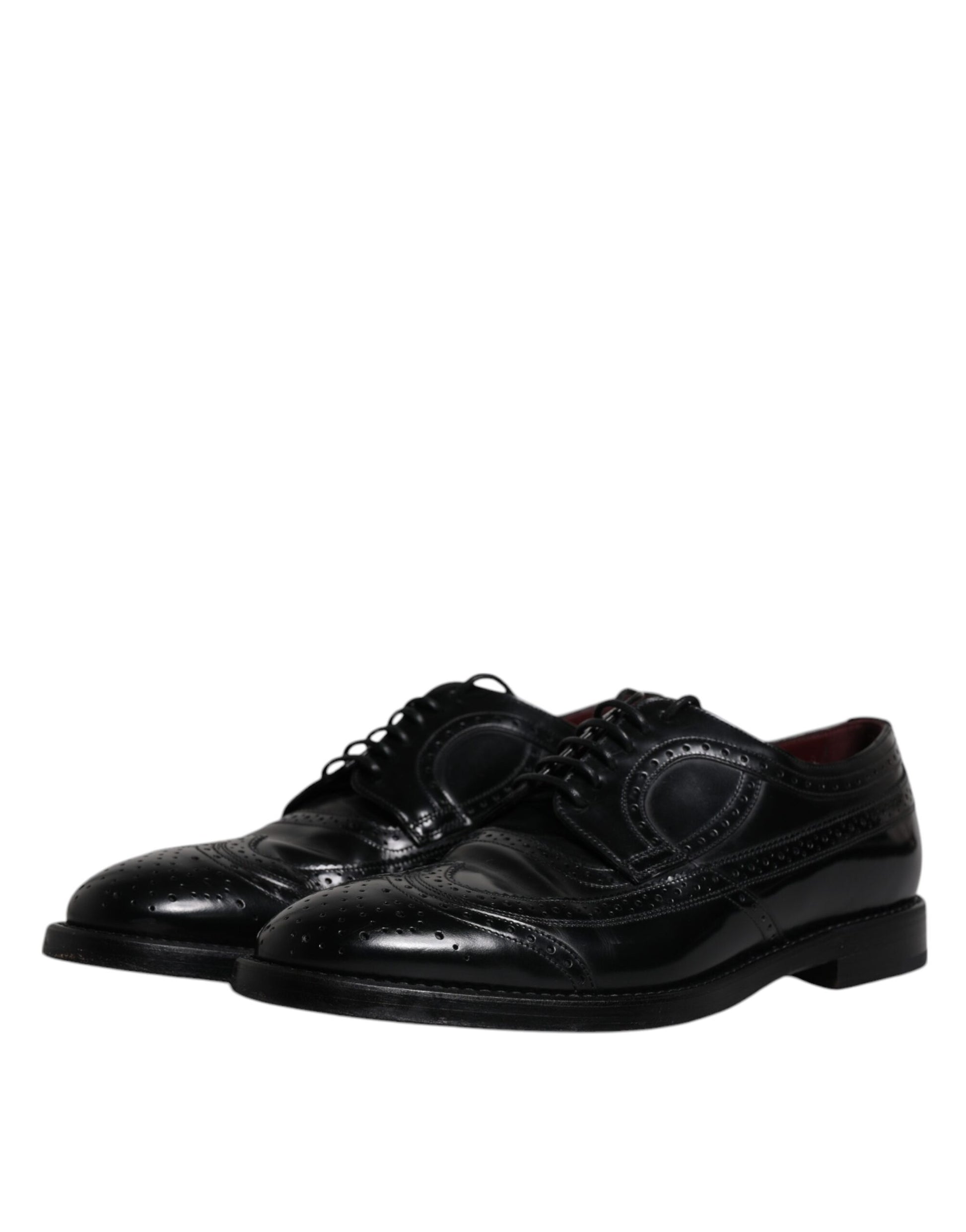 Chaussures habillées en cuir noir, style derby à bout pointu.