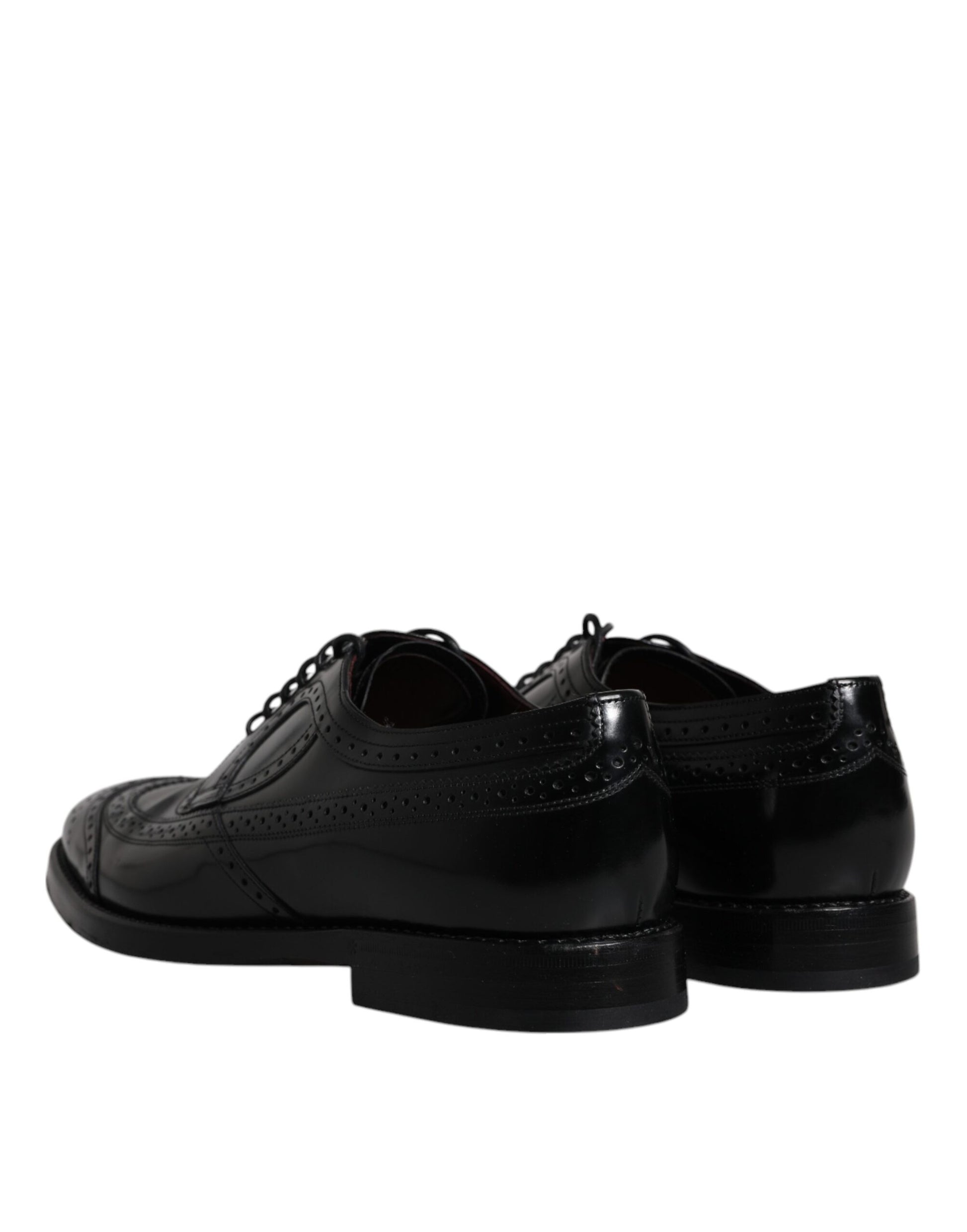 Chaussures habillées en cuir noir, style derby à bout pointu.